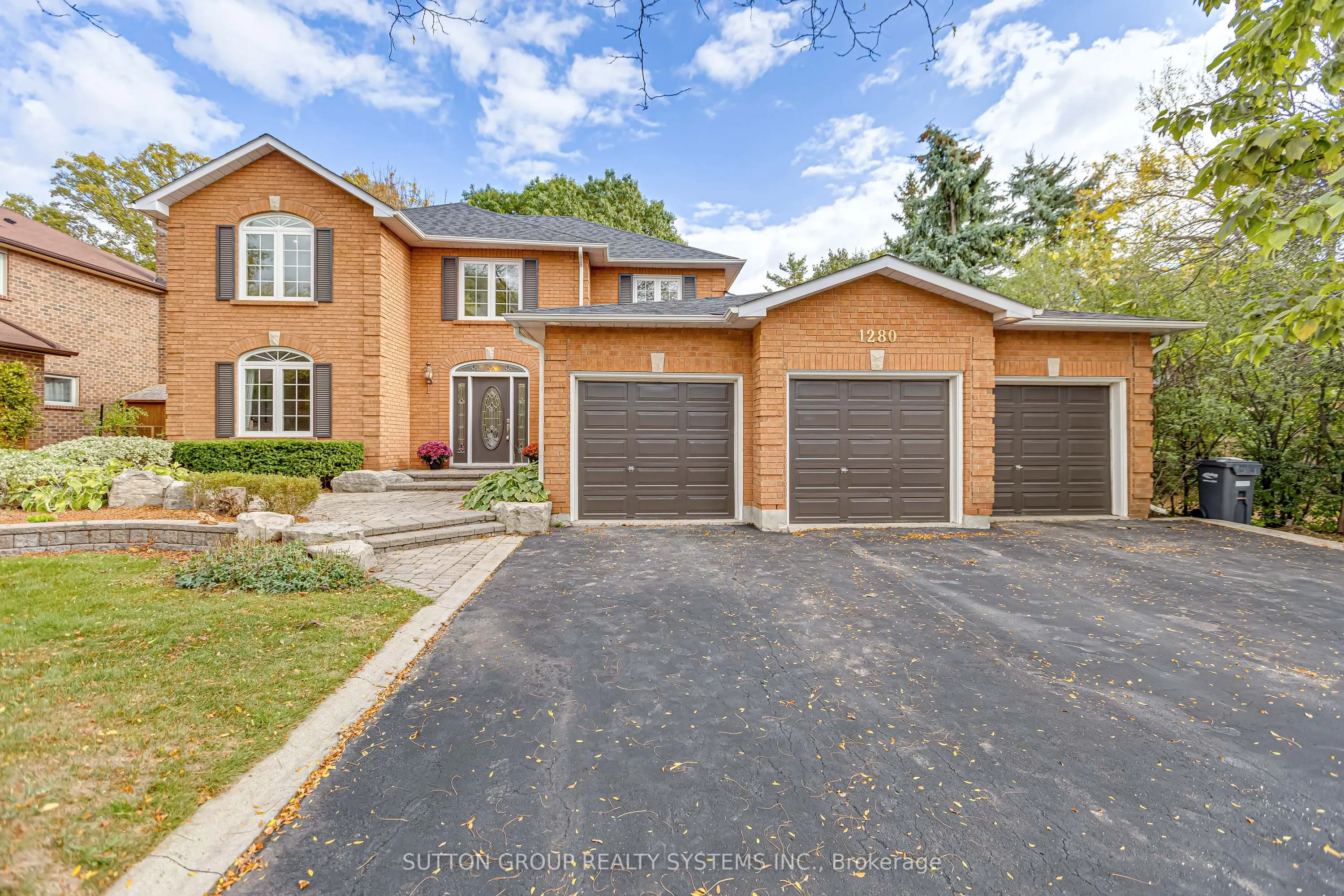 1280 Springwood Crescent