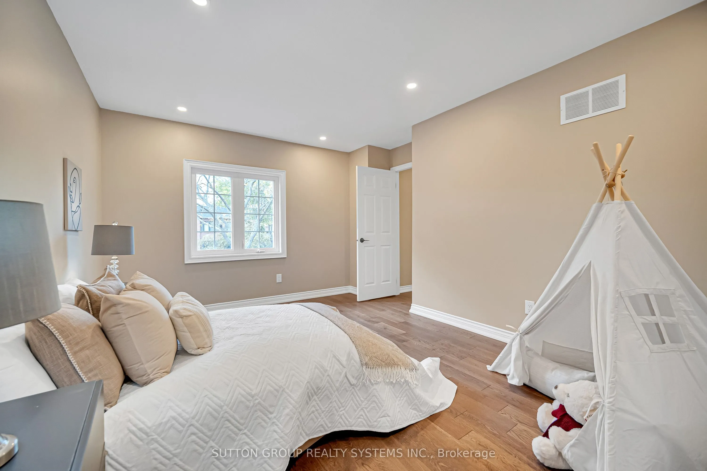 1280 Springwood Crescent