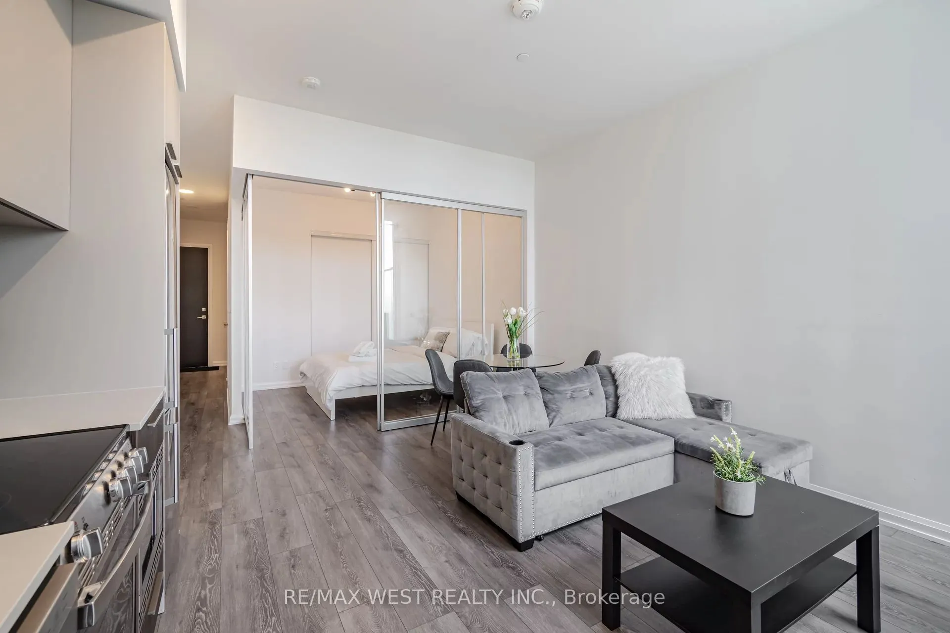 4208 Dundas Street W, #817