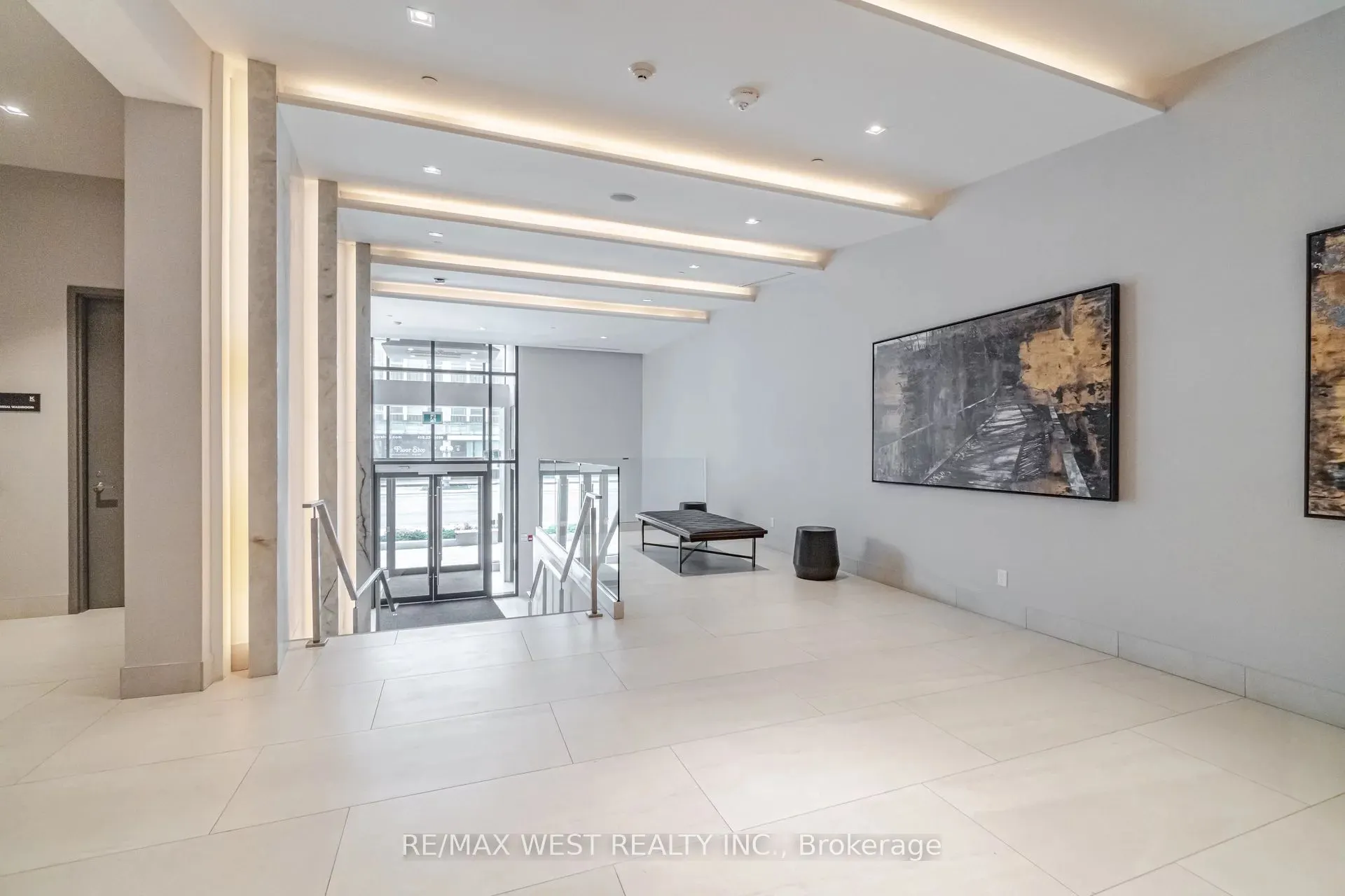 4208 Dundas Street W, #817