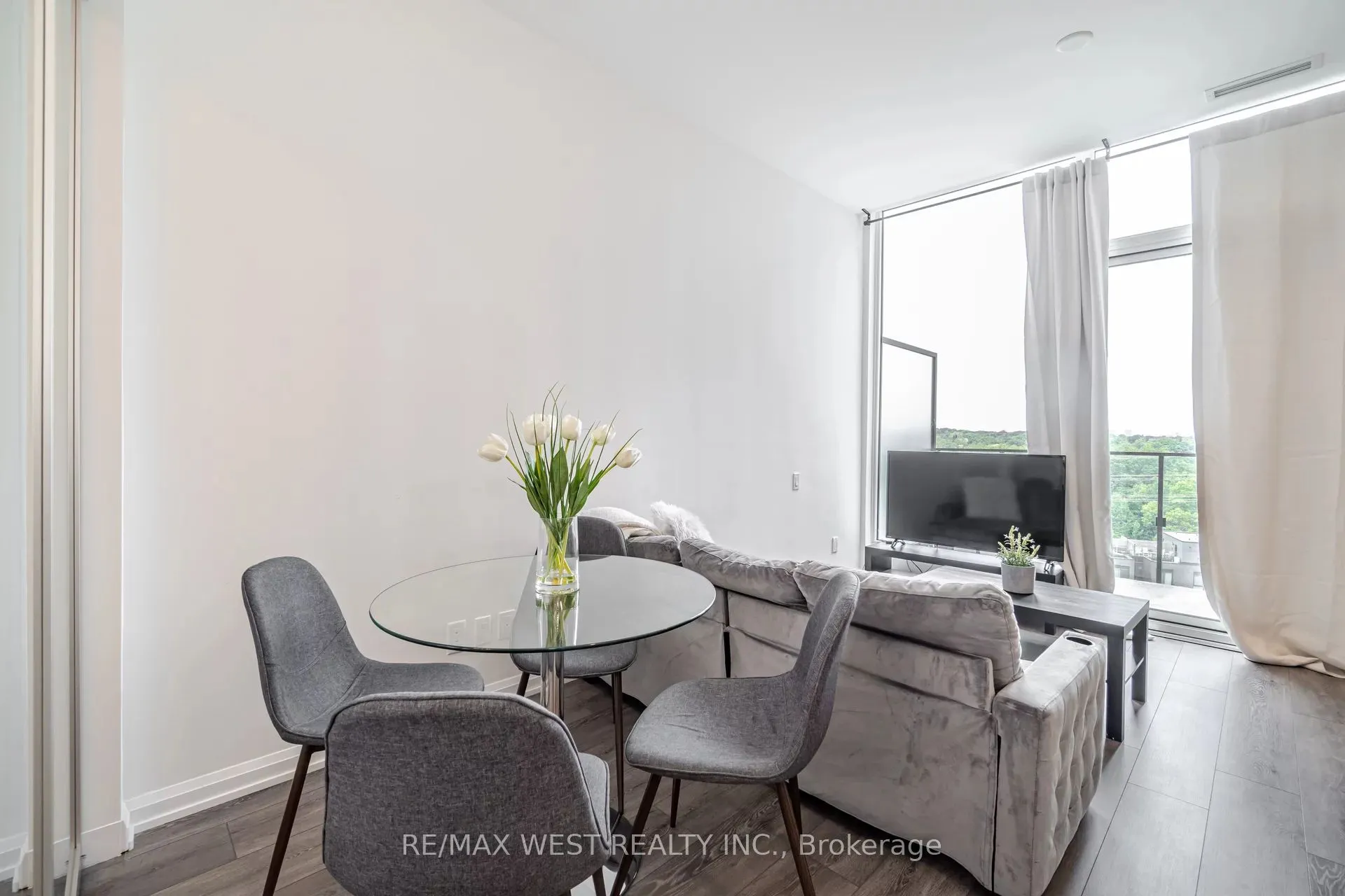 4208 Dundas Street W, #817