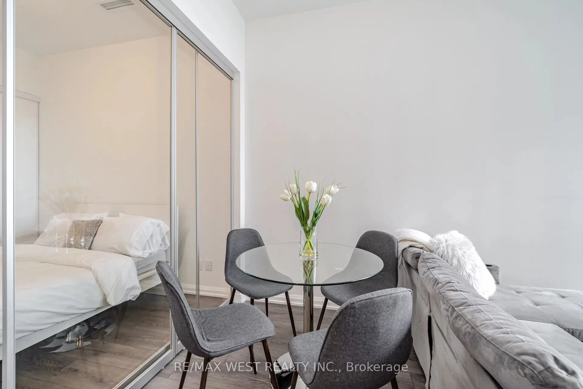 4208 Dundas Street W, #817