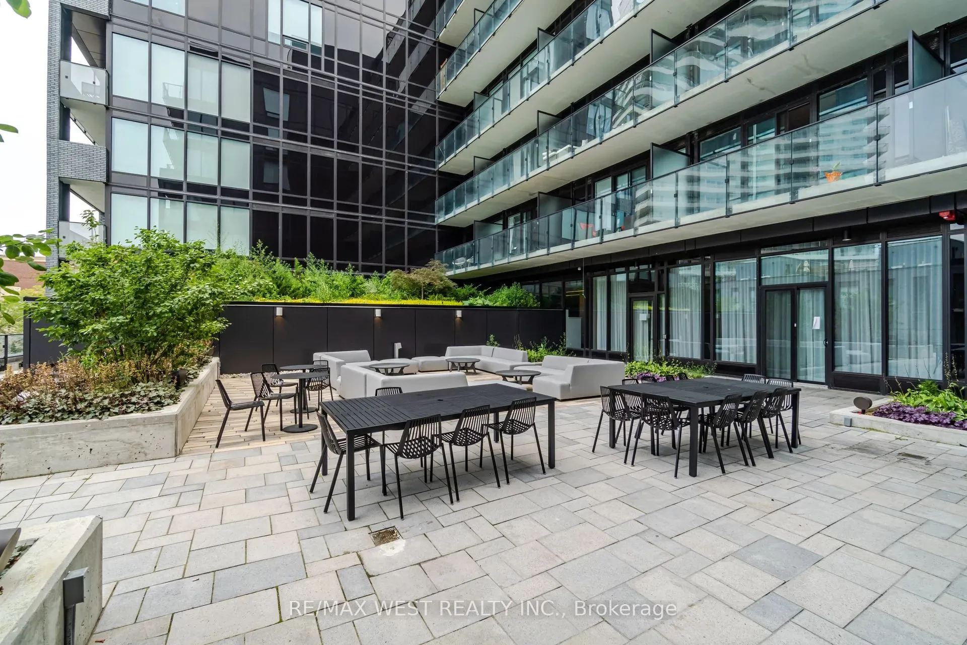 4208 Dundas Street W, #817