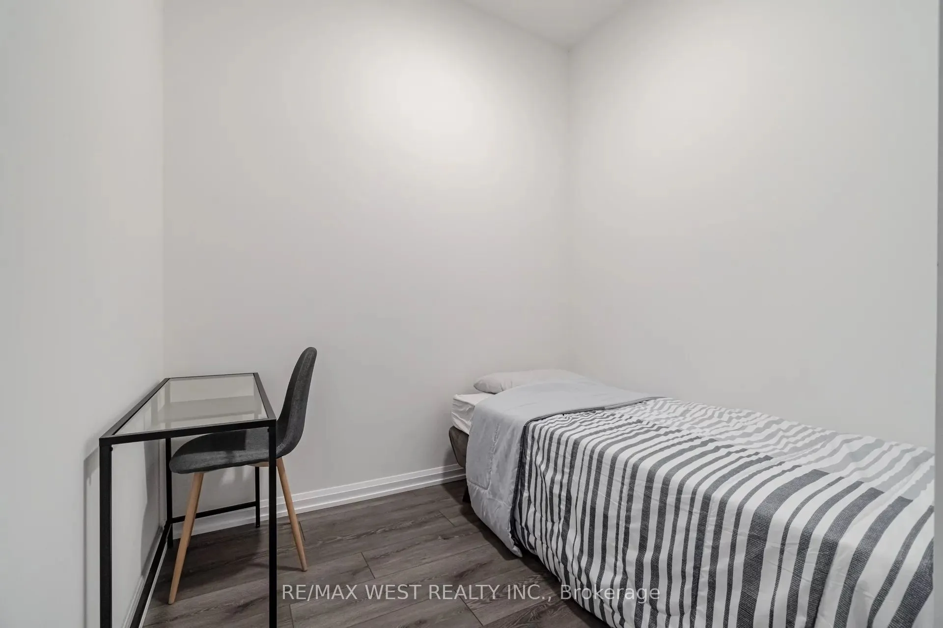 4208 Dundas Street W, #817
