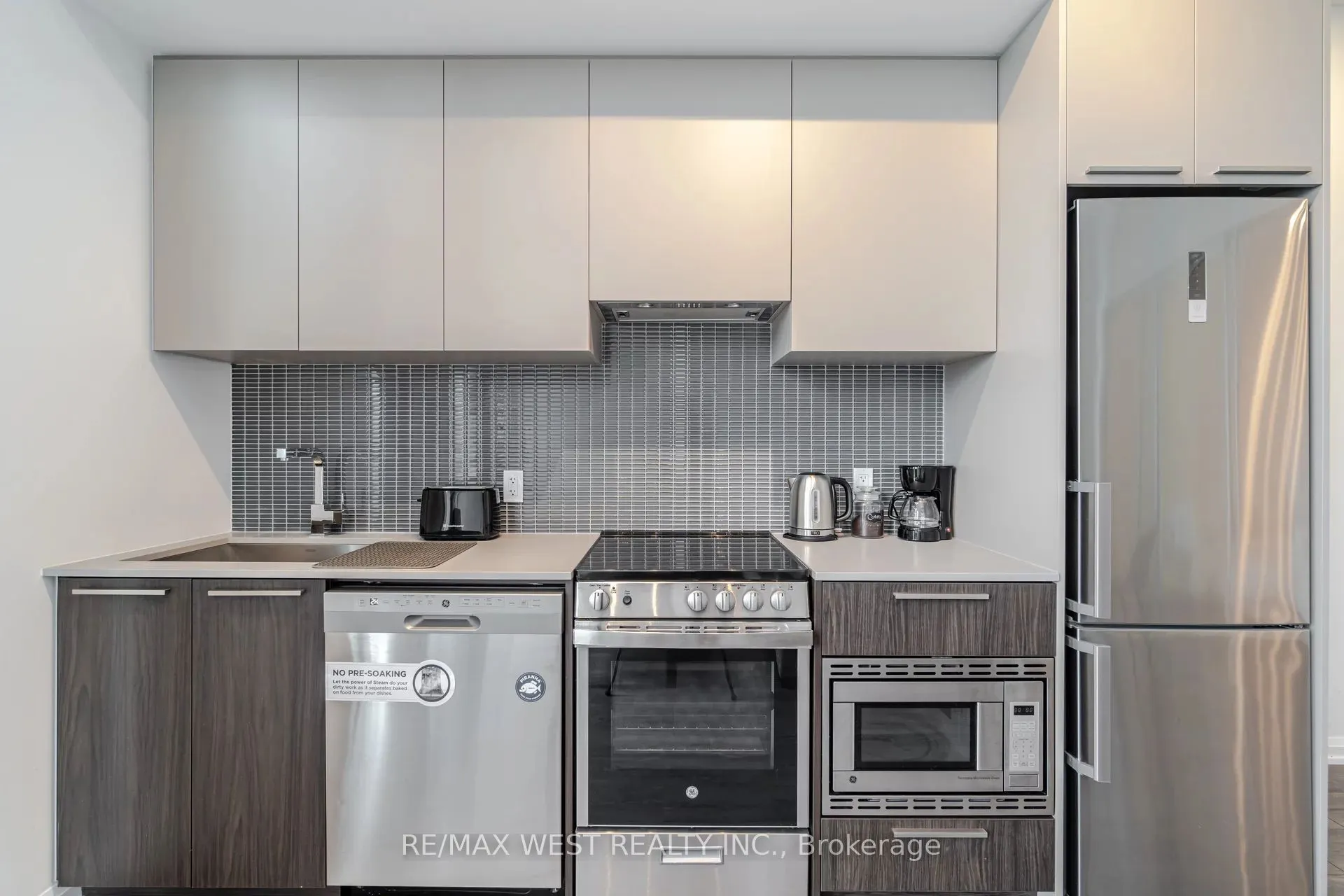 4208 Dundas Street W, #817