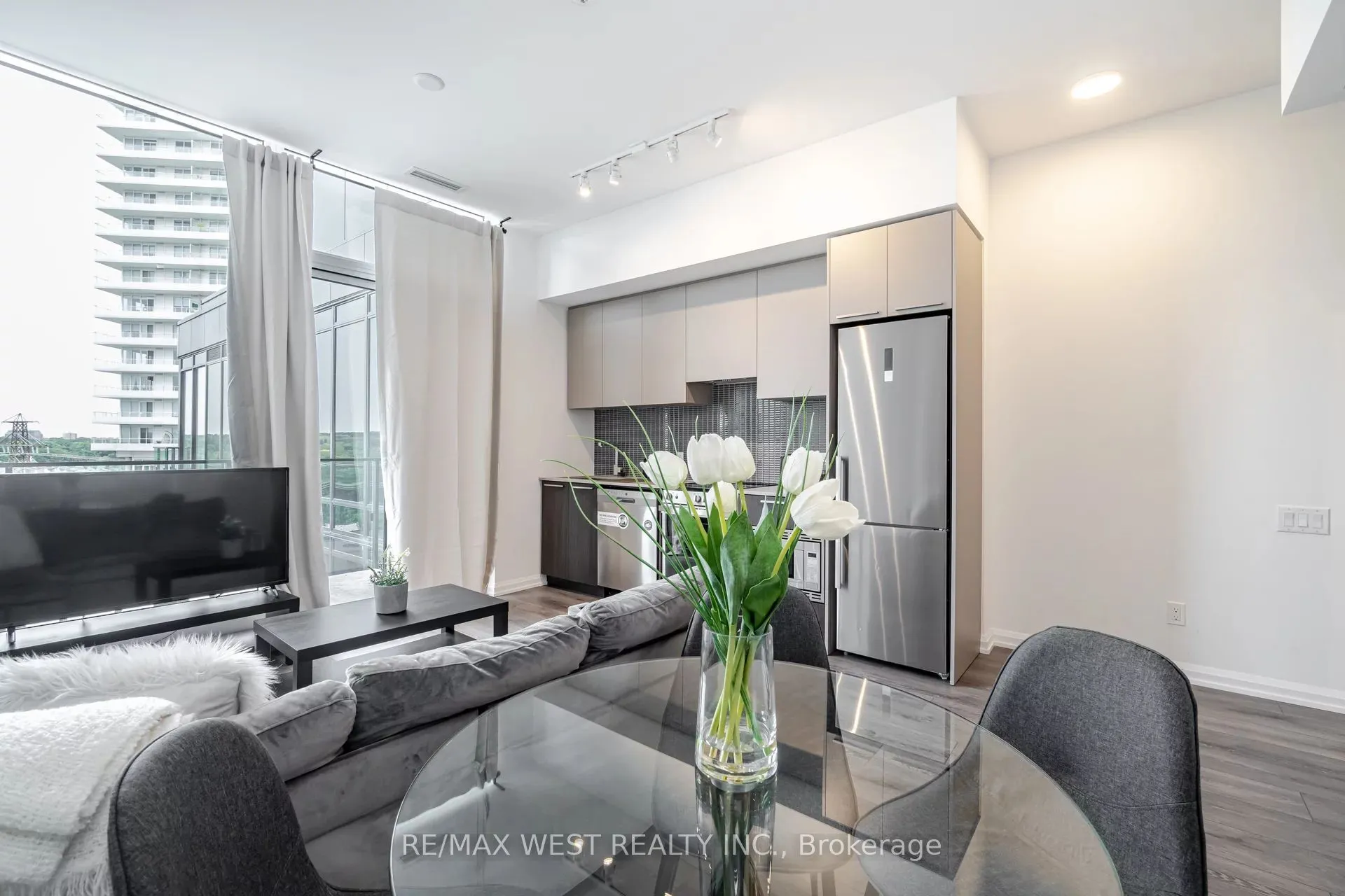 4208 Dundas Street W, #817