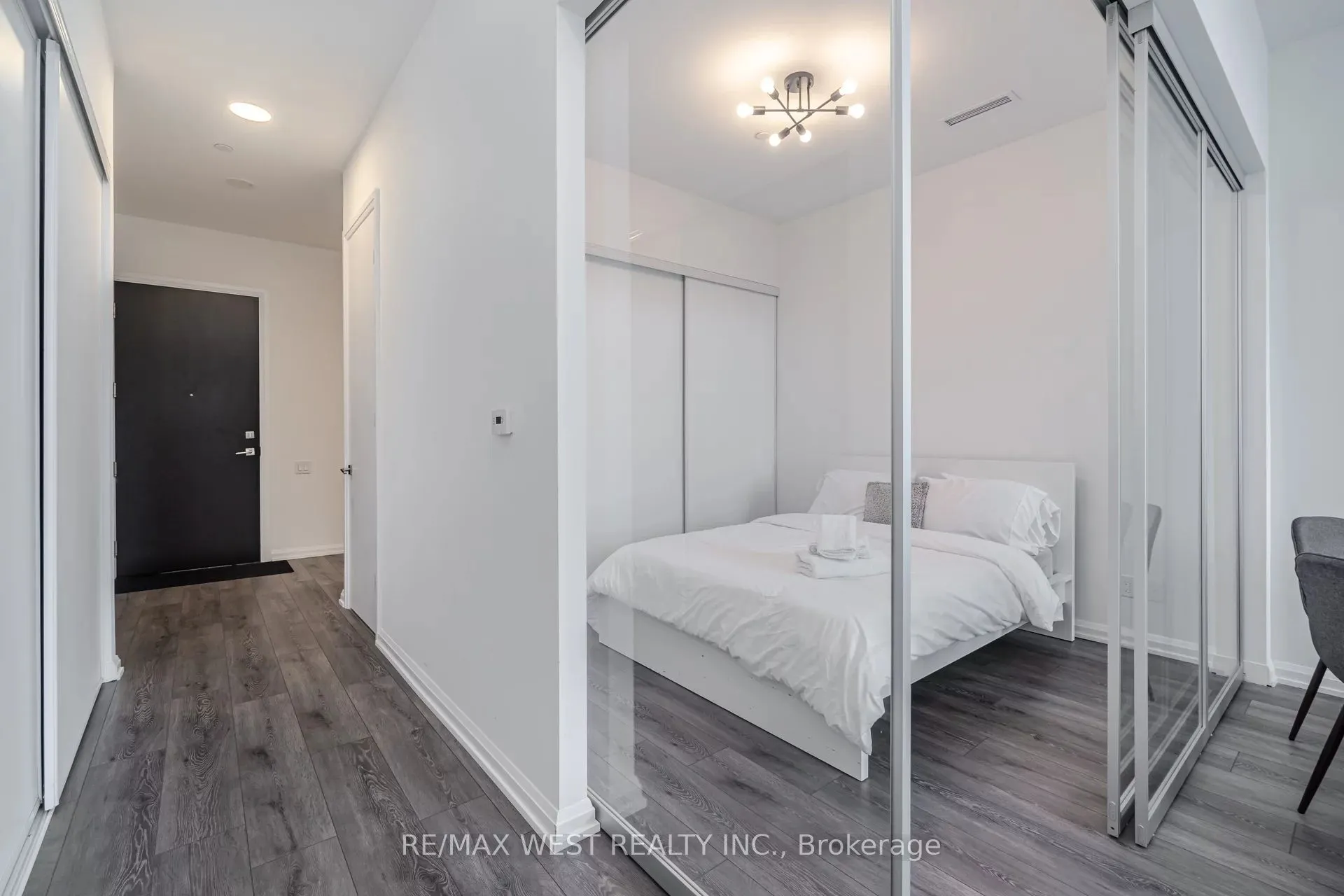 4208 Dundas Street W, #817