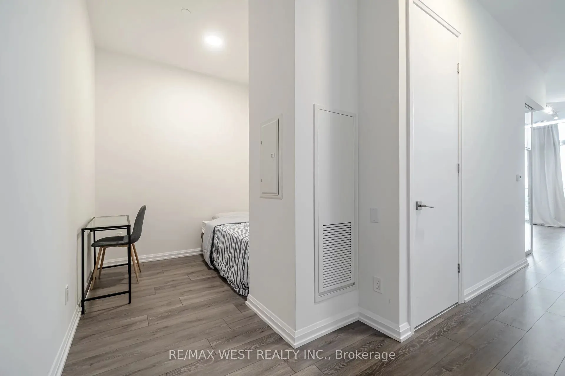 4208 Dundas Street W, #817