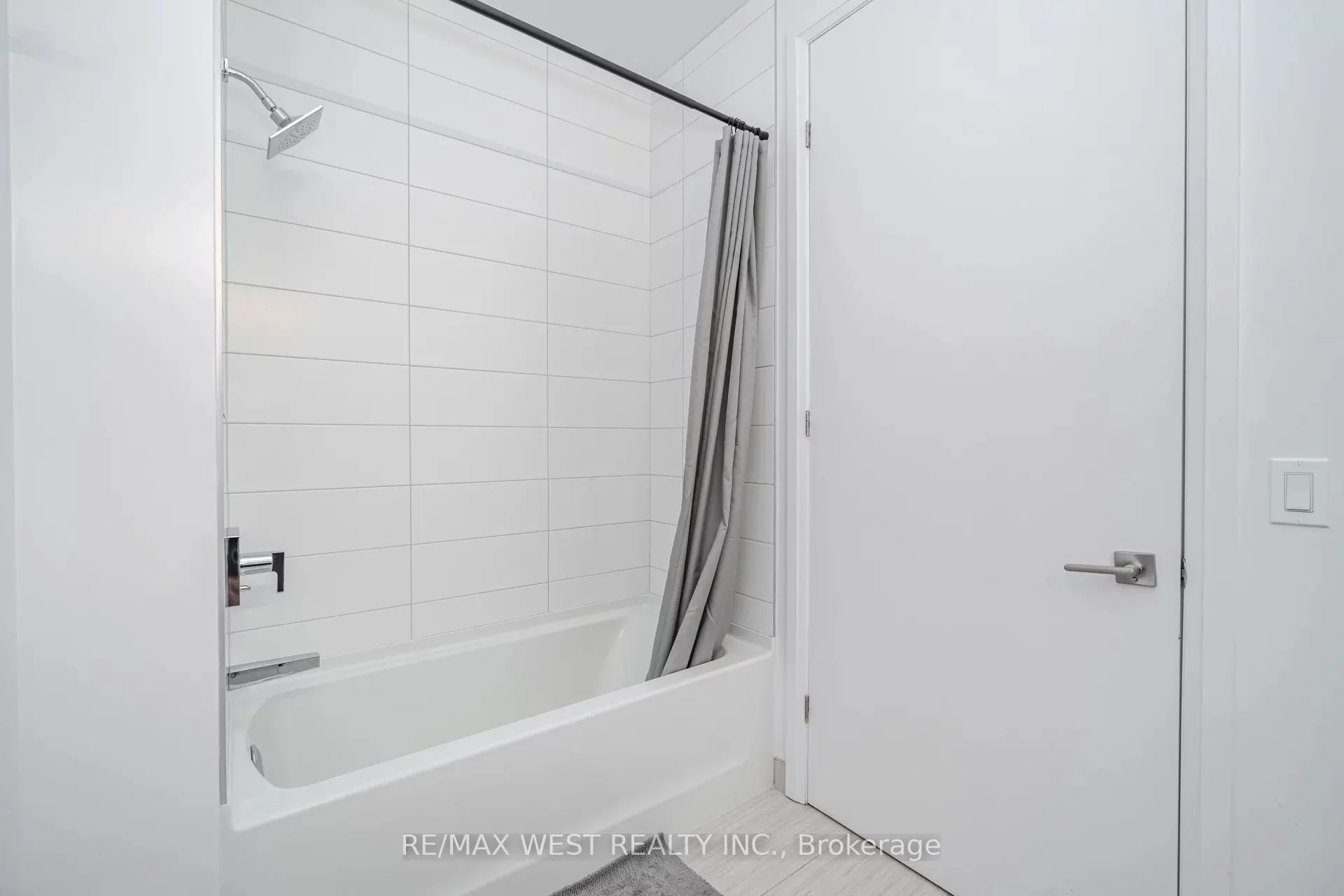 4208 Dundas Street W, #817