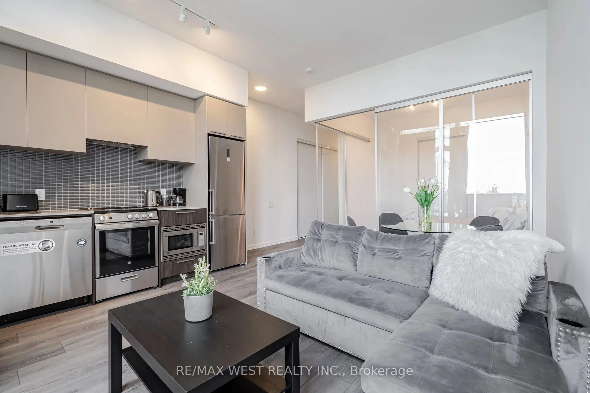 4208 Dundas Street W, #817