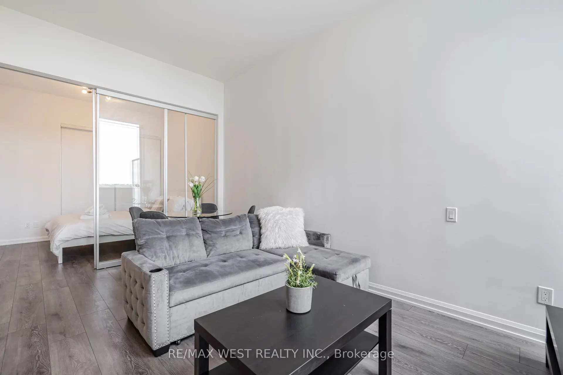4208 Dundas Street W, #817