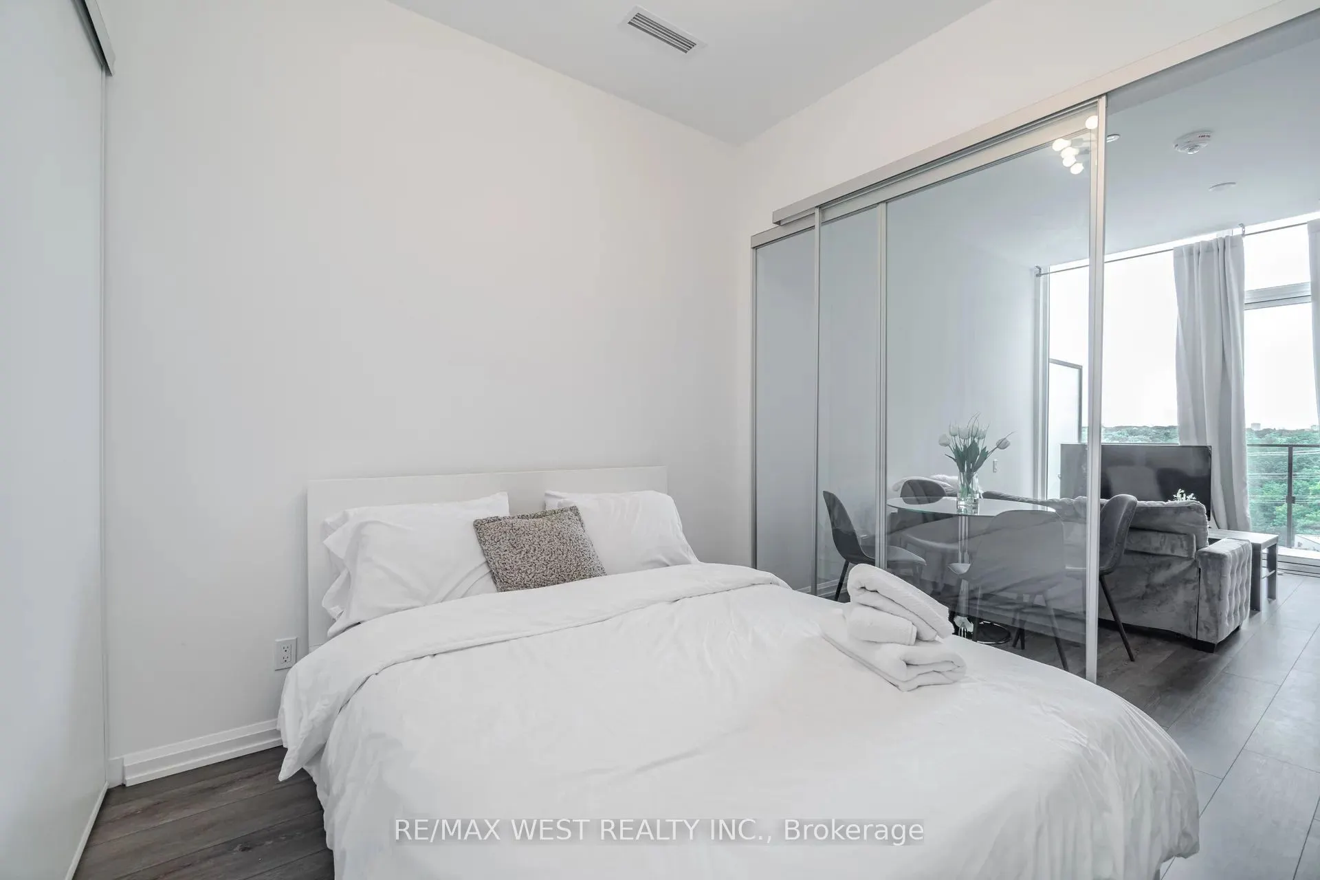 4208 Dundas Street W, #817