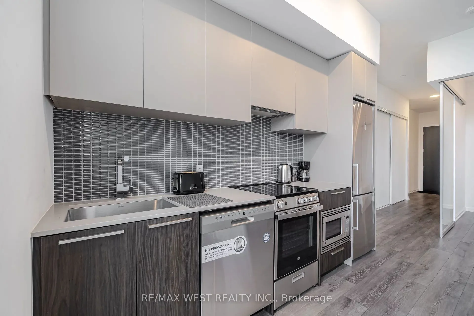 4208 Dundas Street W, #817