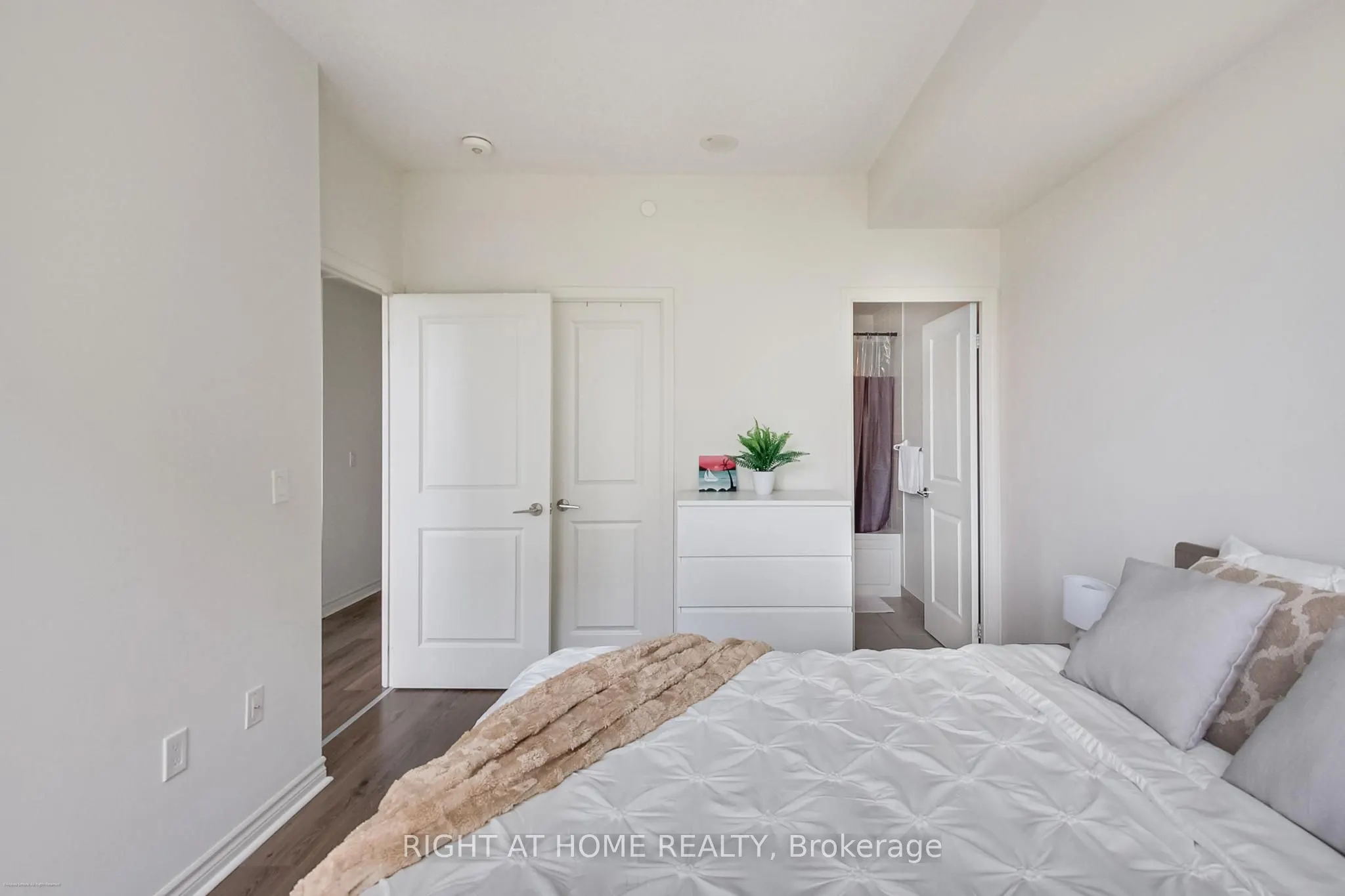 349 Rathburn Road W, #515