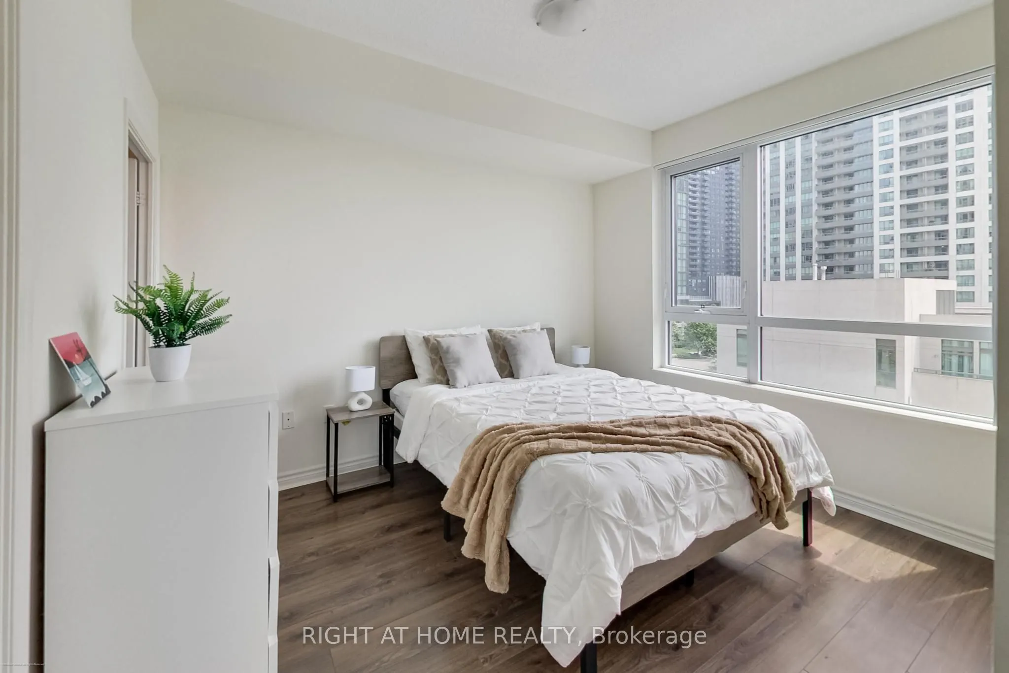349 Rathburn Road W, #515