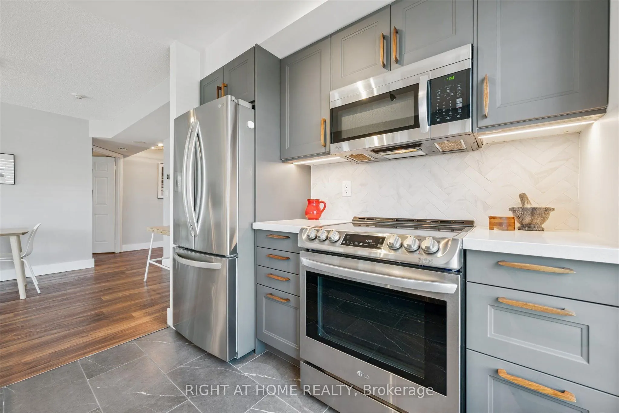 190 Manitoba Street, #304