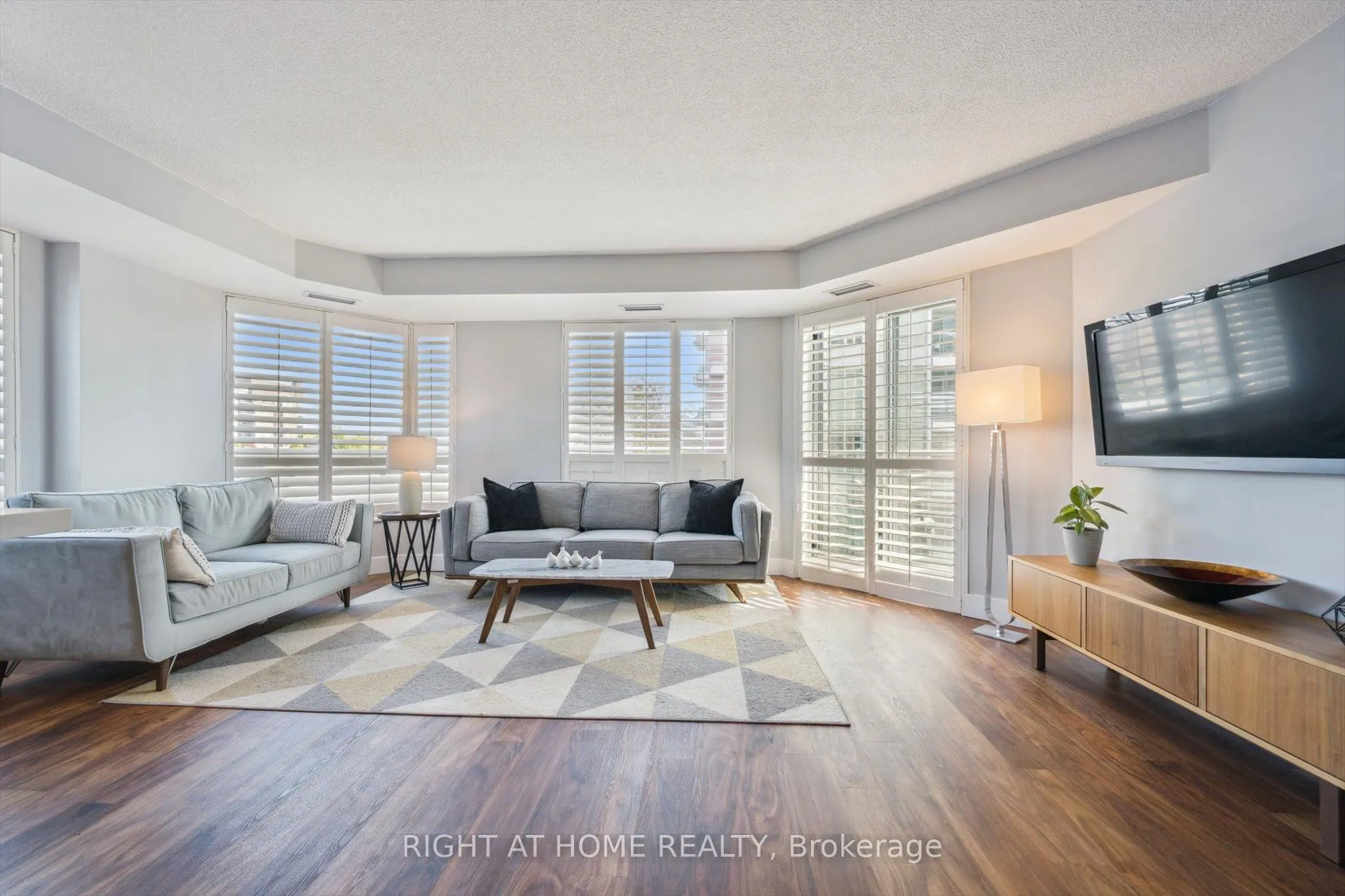 190 Manitoba Street, #304