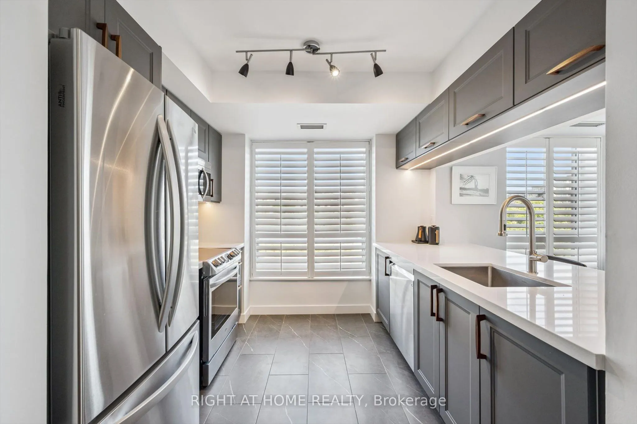 190 Manitoba Street, #304