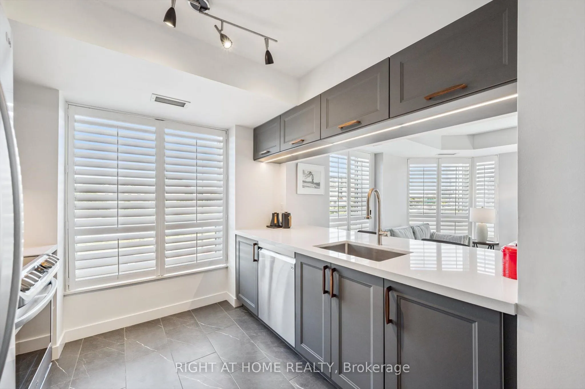 190 Manitoba Street, #304