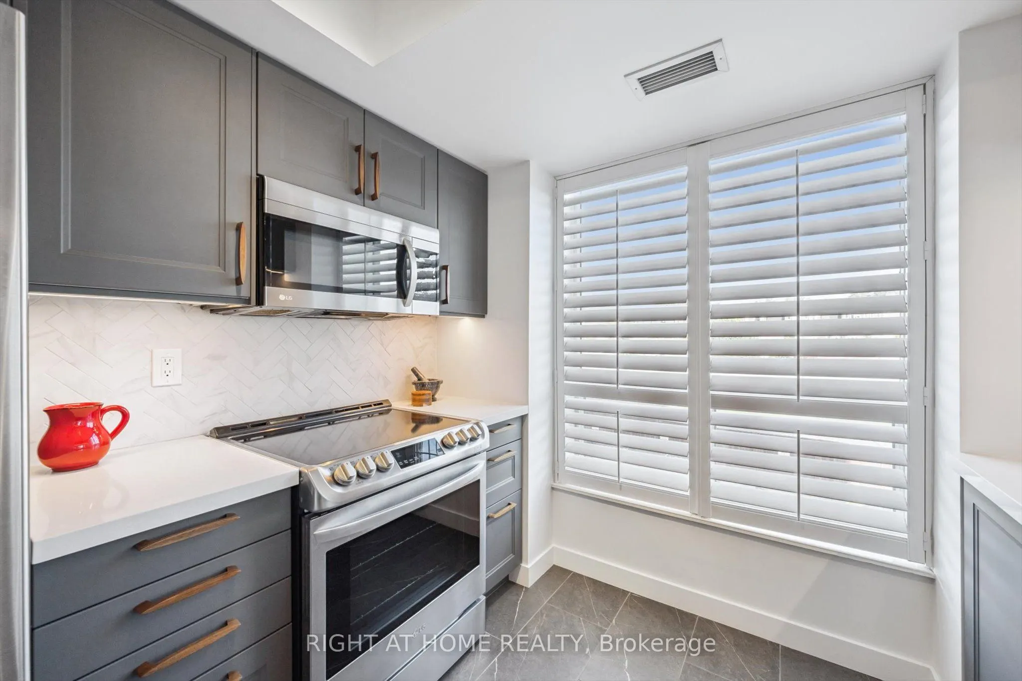 190 Manitoba Street, #304
