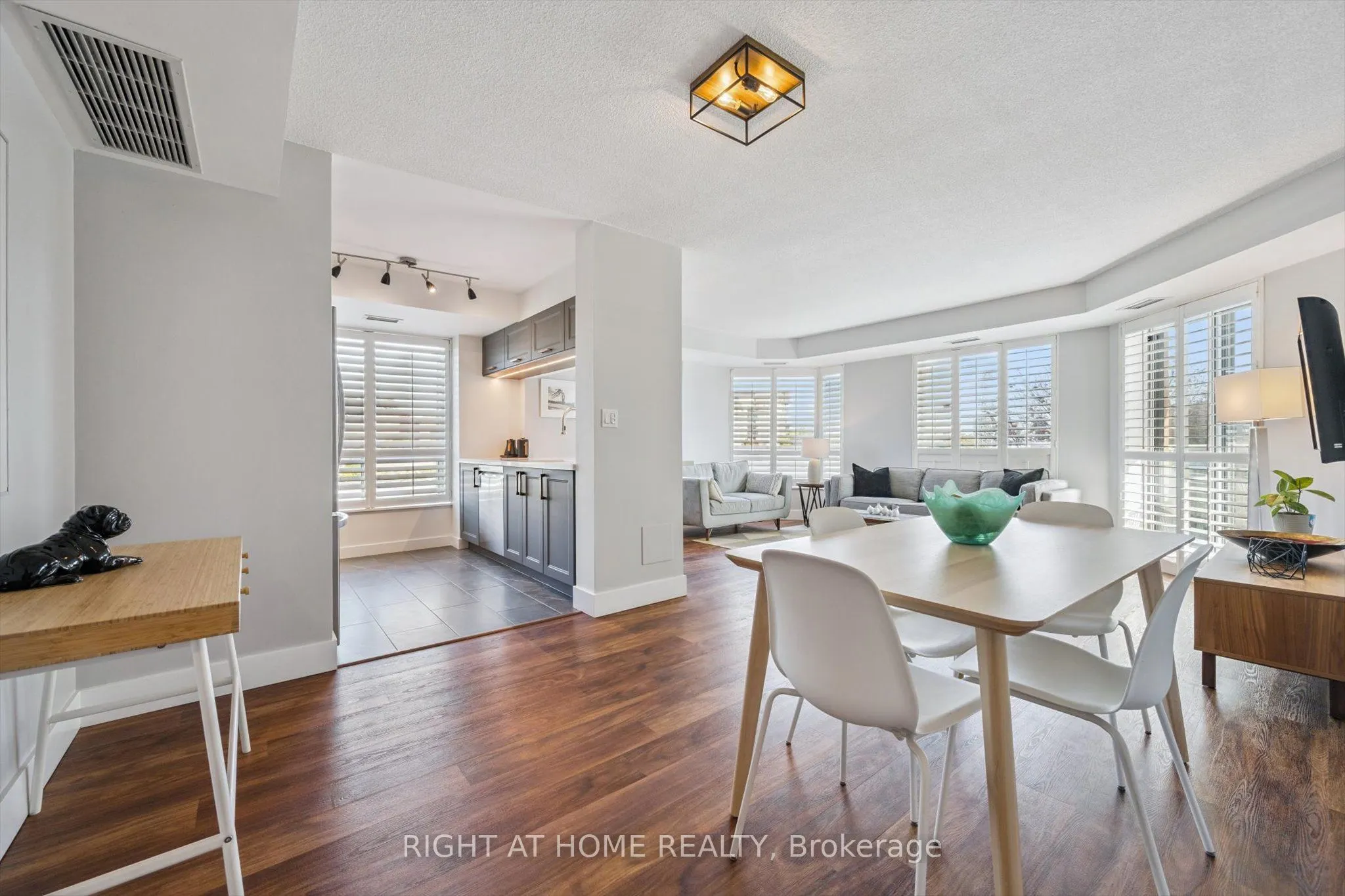 190 Manitoba Street, #304
