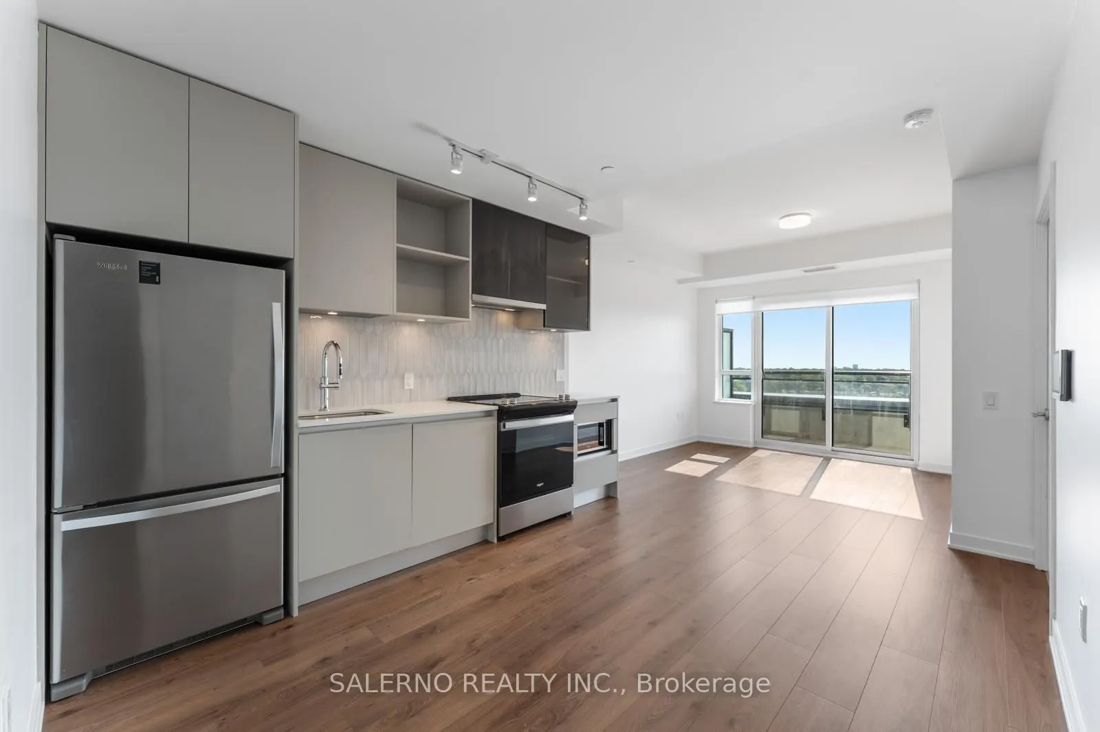 395 Dundas Street W, #612