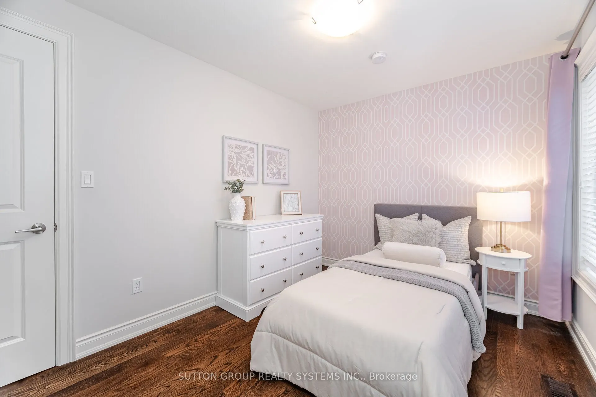 9 Iroquois Avenue