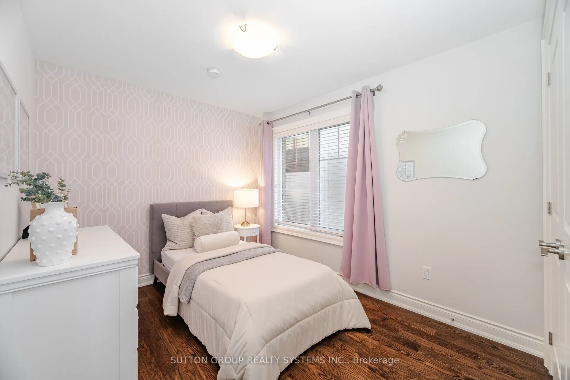 9 Iroquois Avenue