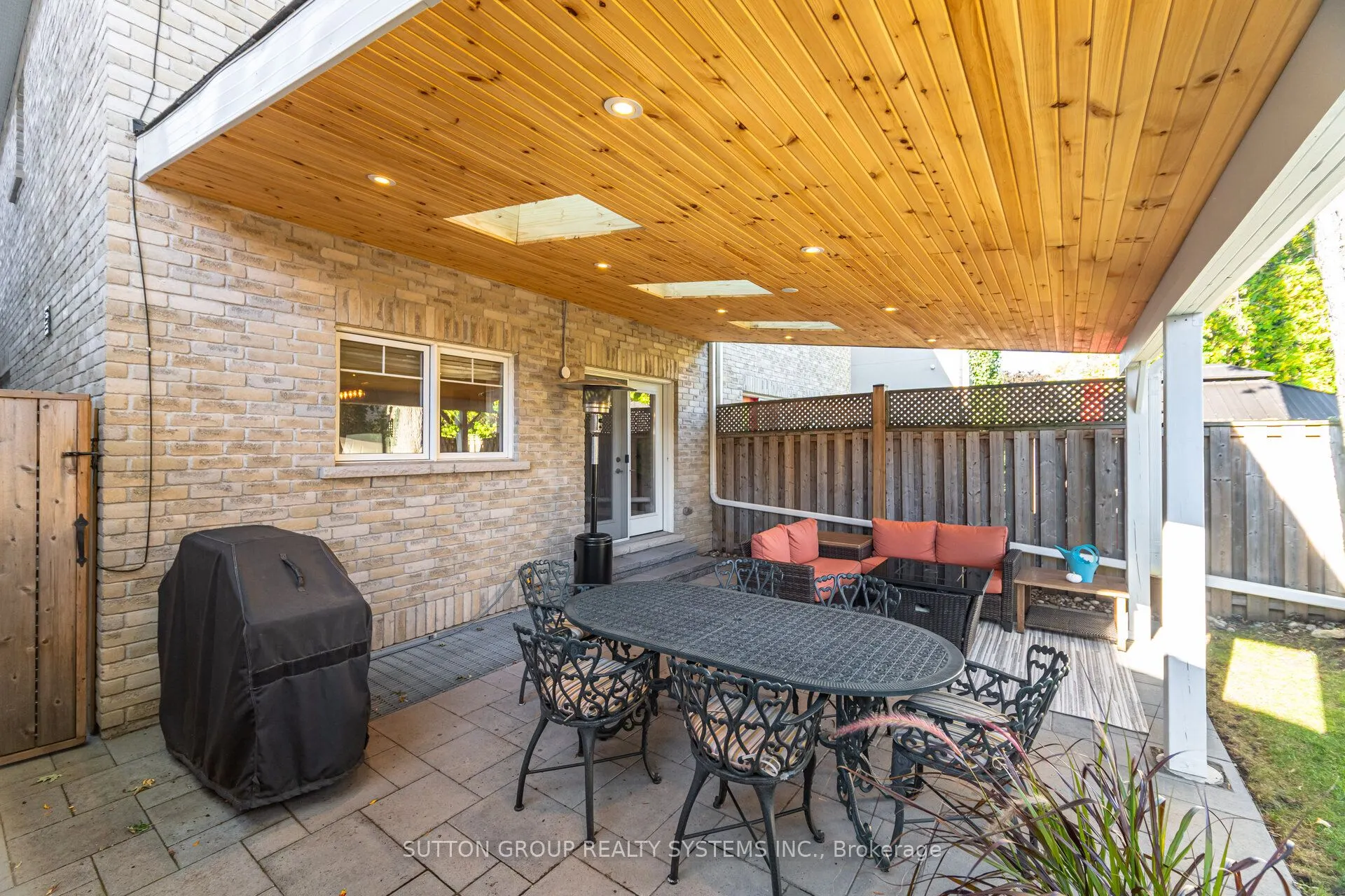9 Iroquois Avenue