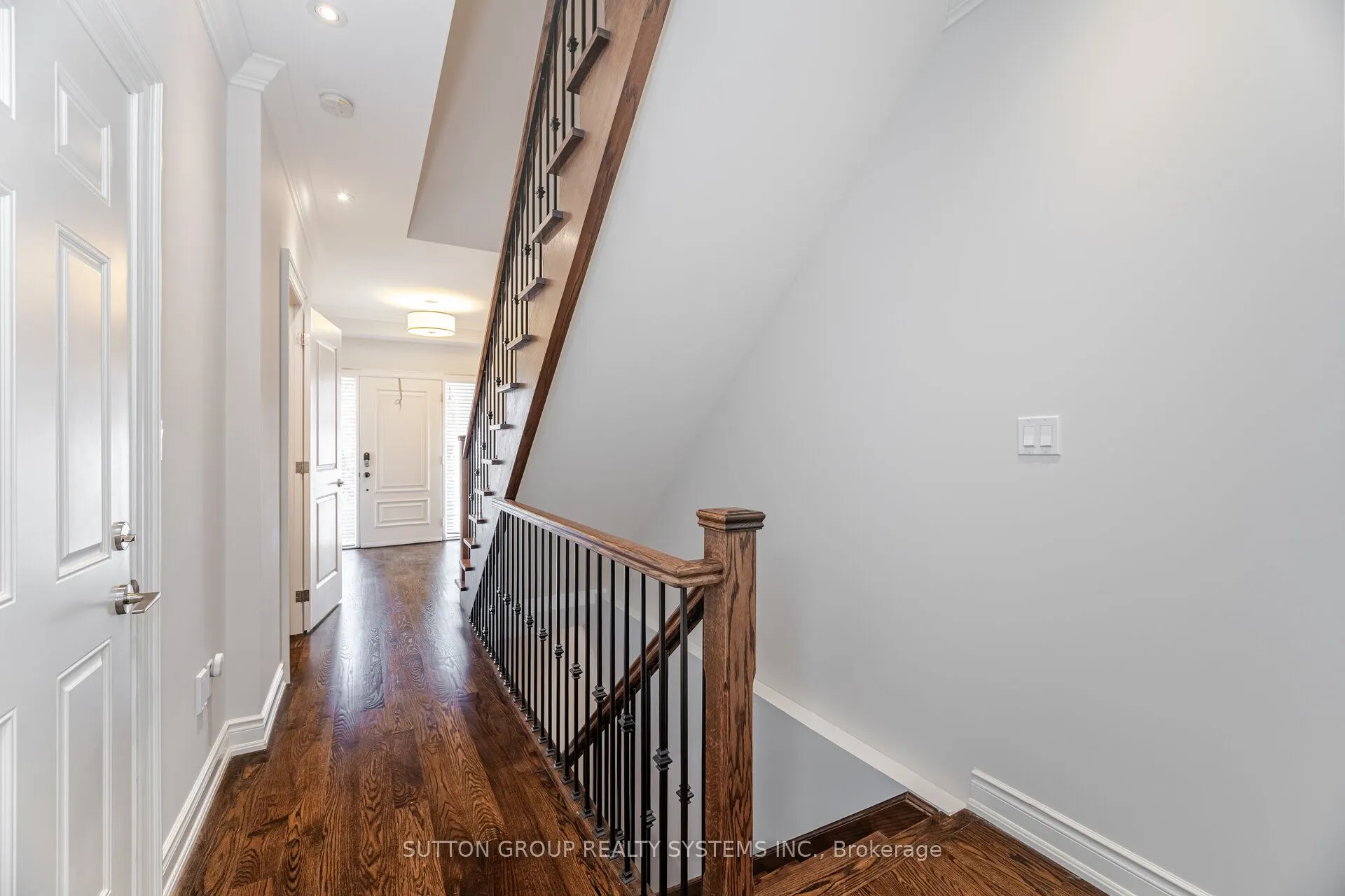 9 Iroquois Avenue