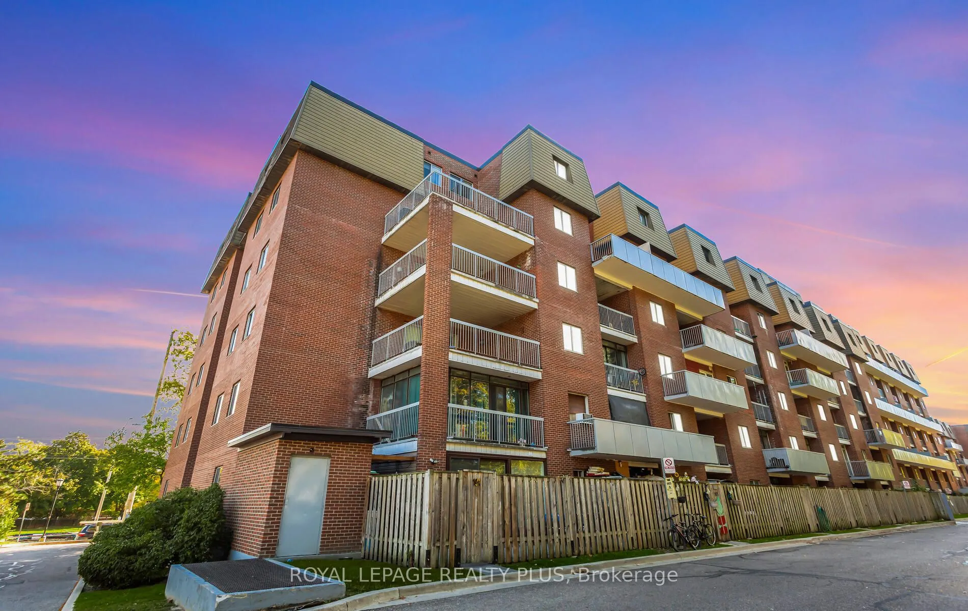 3025 The Credit Woodlands, #301