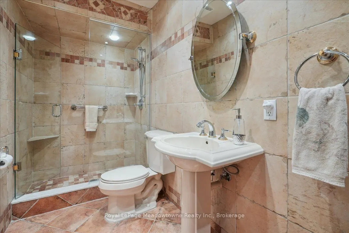 5590 STEELES Avenue W