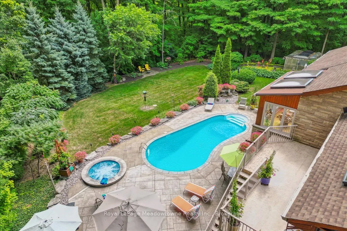 5590 STEELES Avenue W