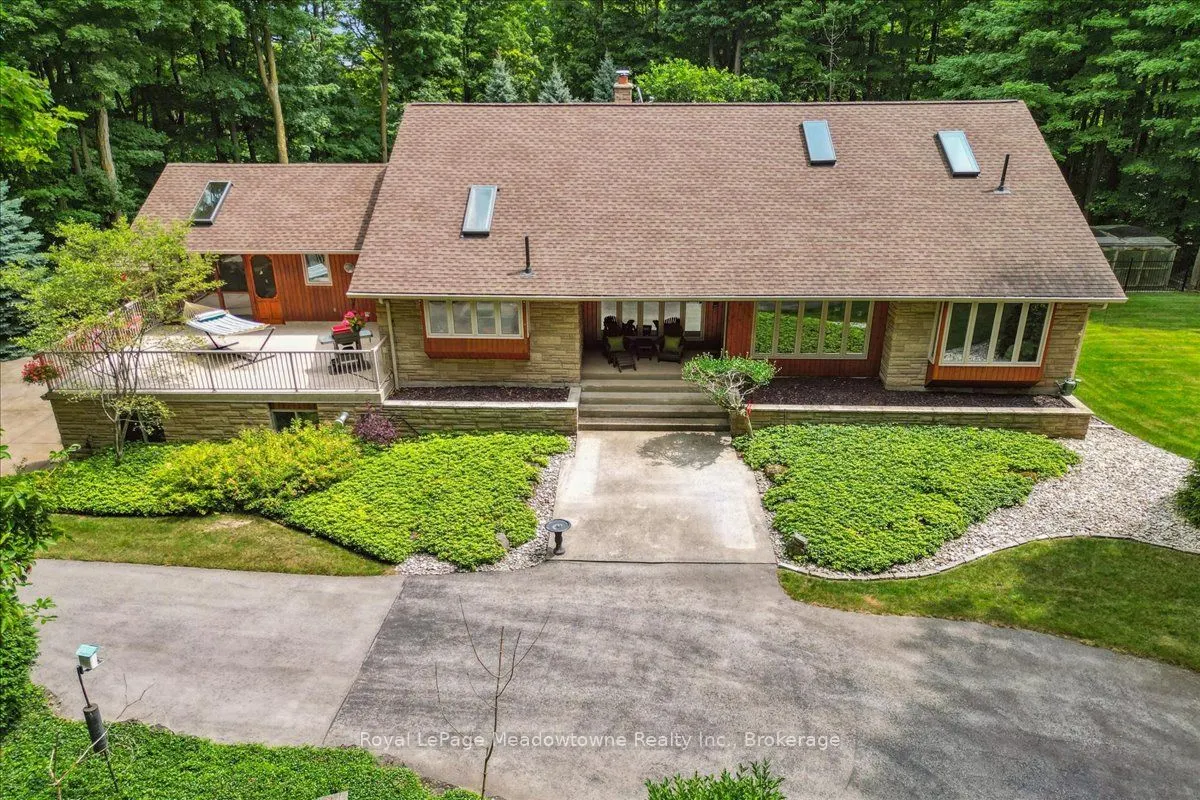 5590 STEELES Avenue W