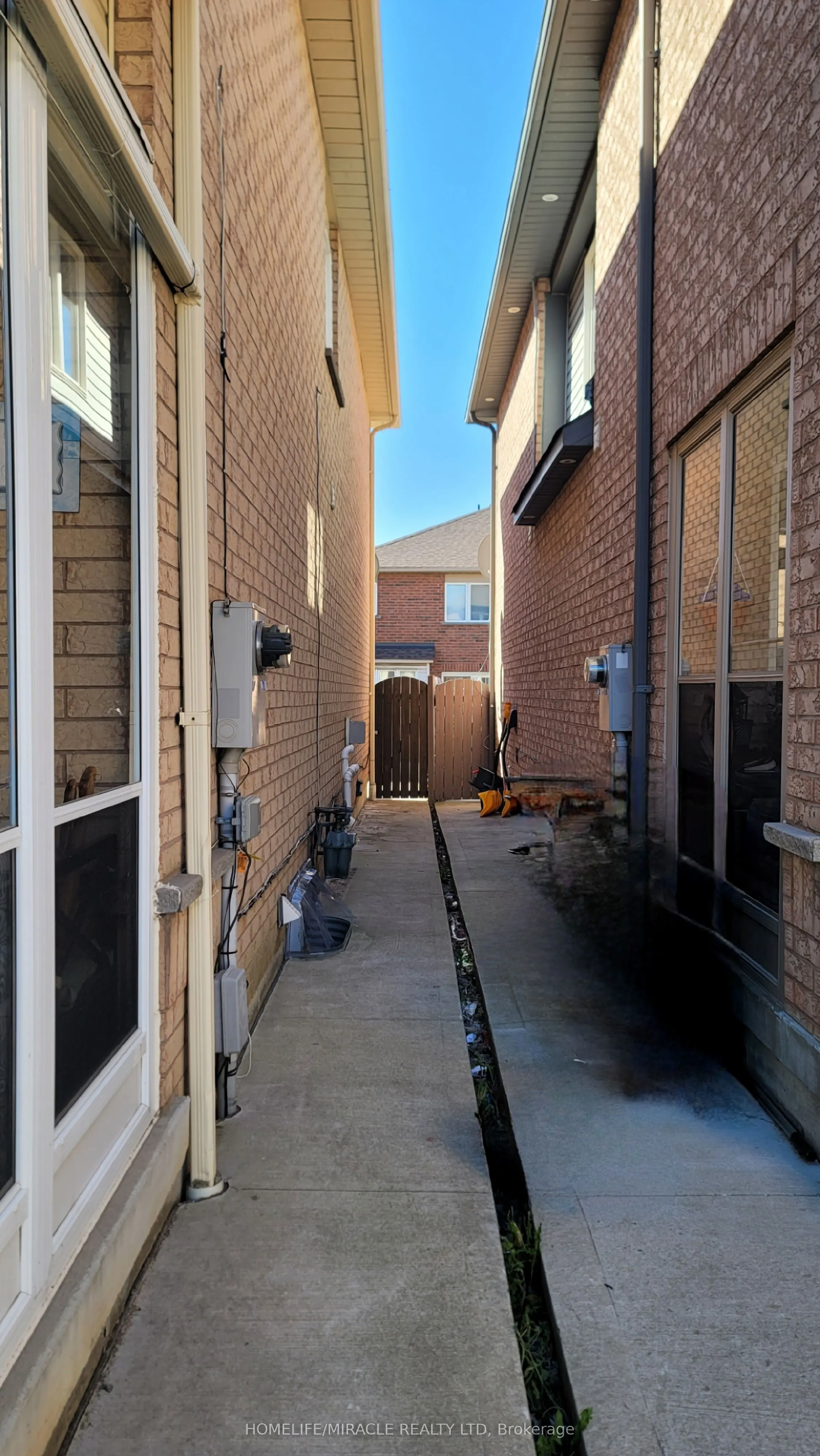 5794 Gant Crescent, #Upper Home