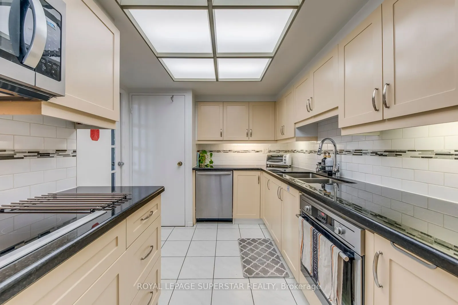 2045 Lakeshore Boulevard W, #2011