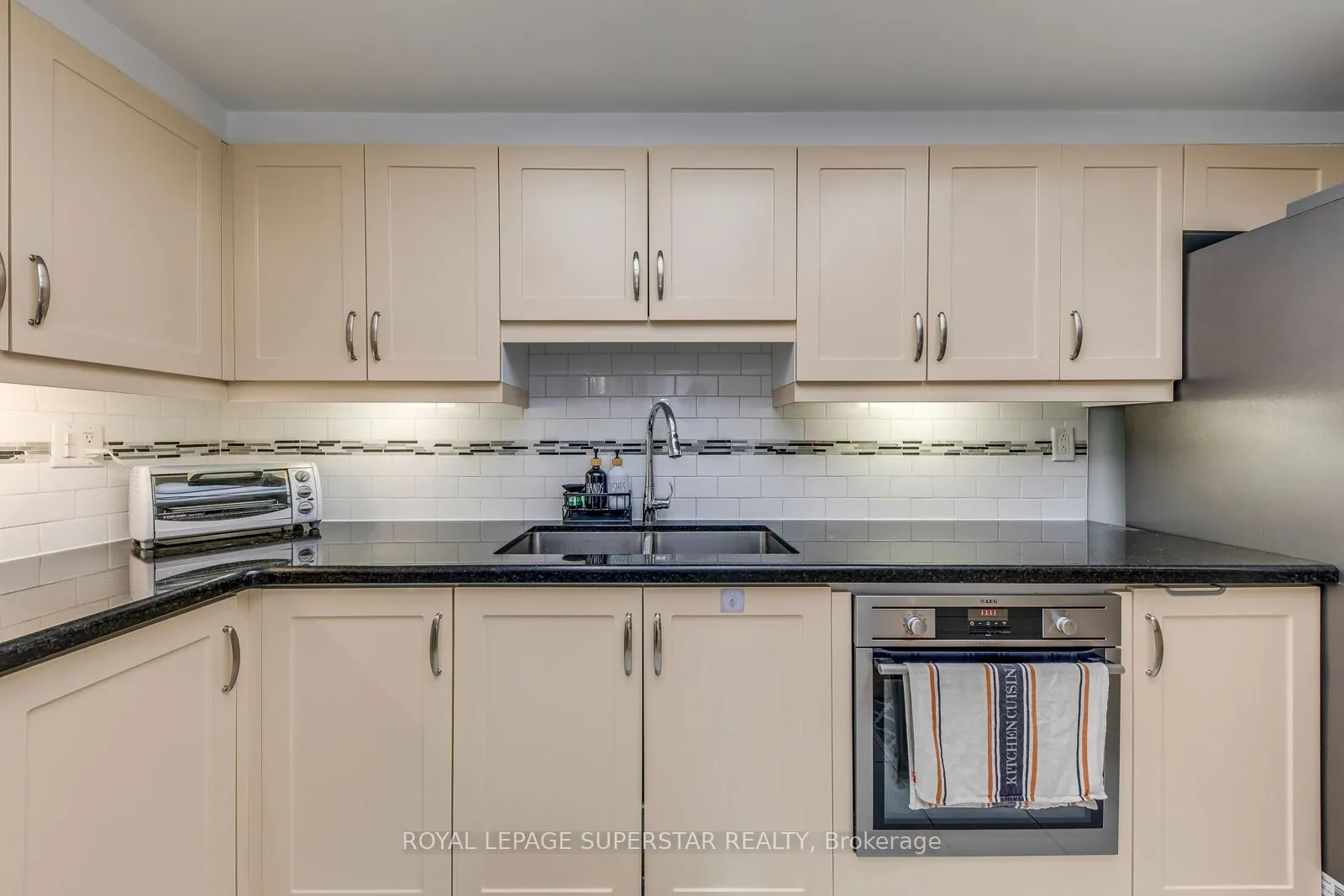 2045 Lakeshore Boulevard W, #2011
