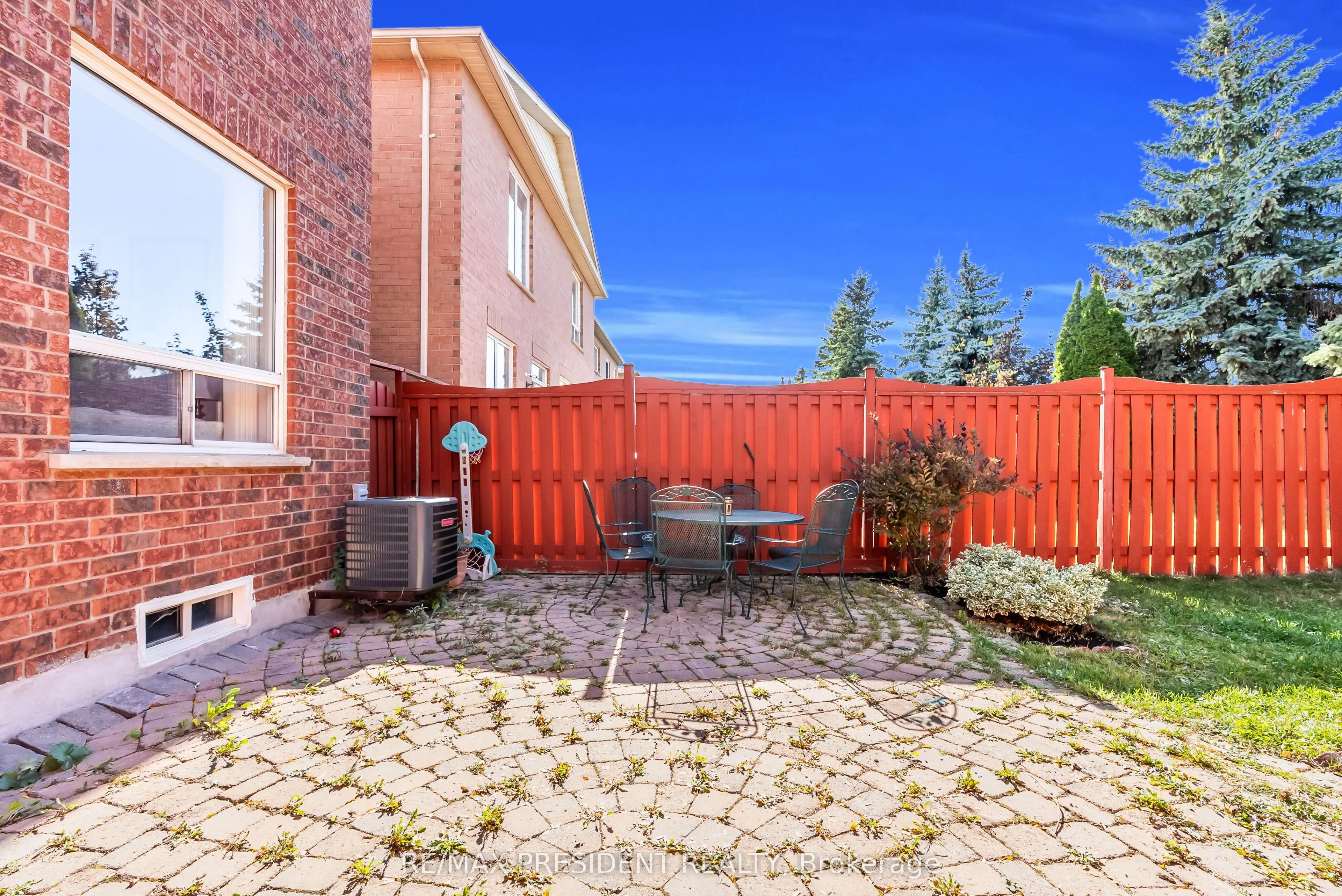 932 Ledbury Crescent