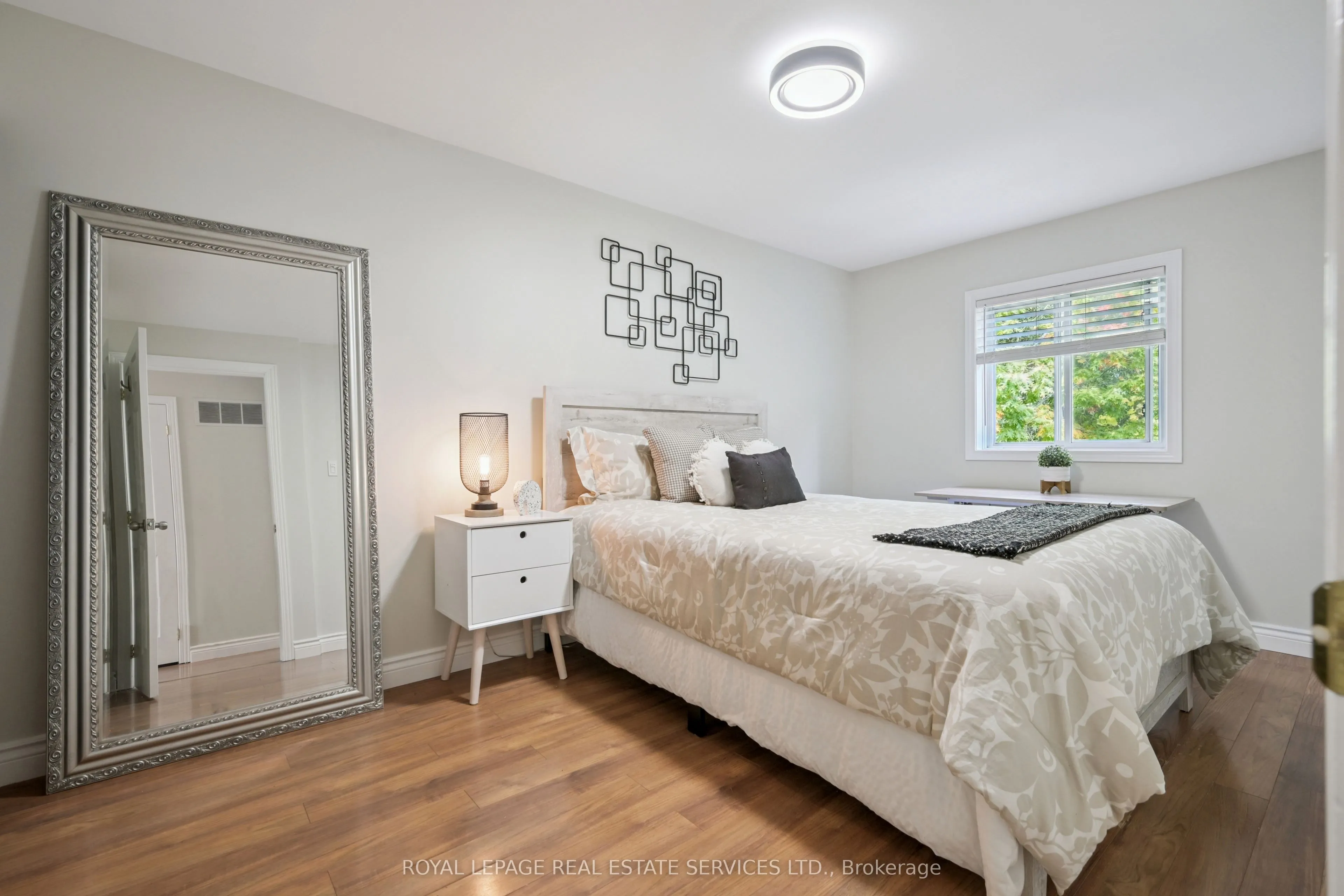 1233 Hedgestone Crescent