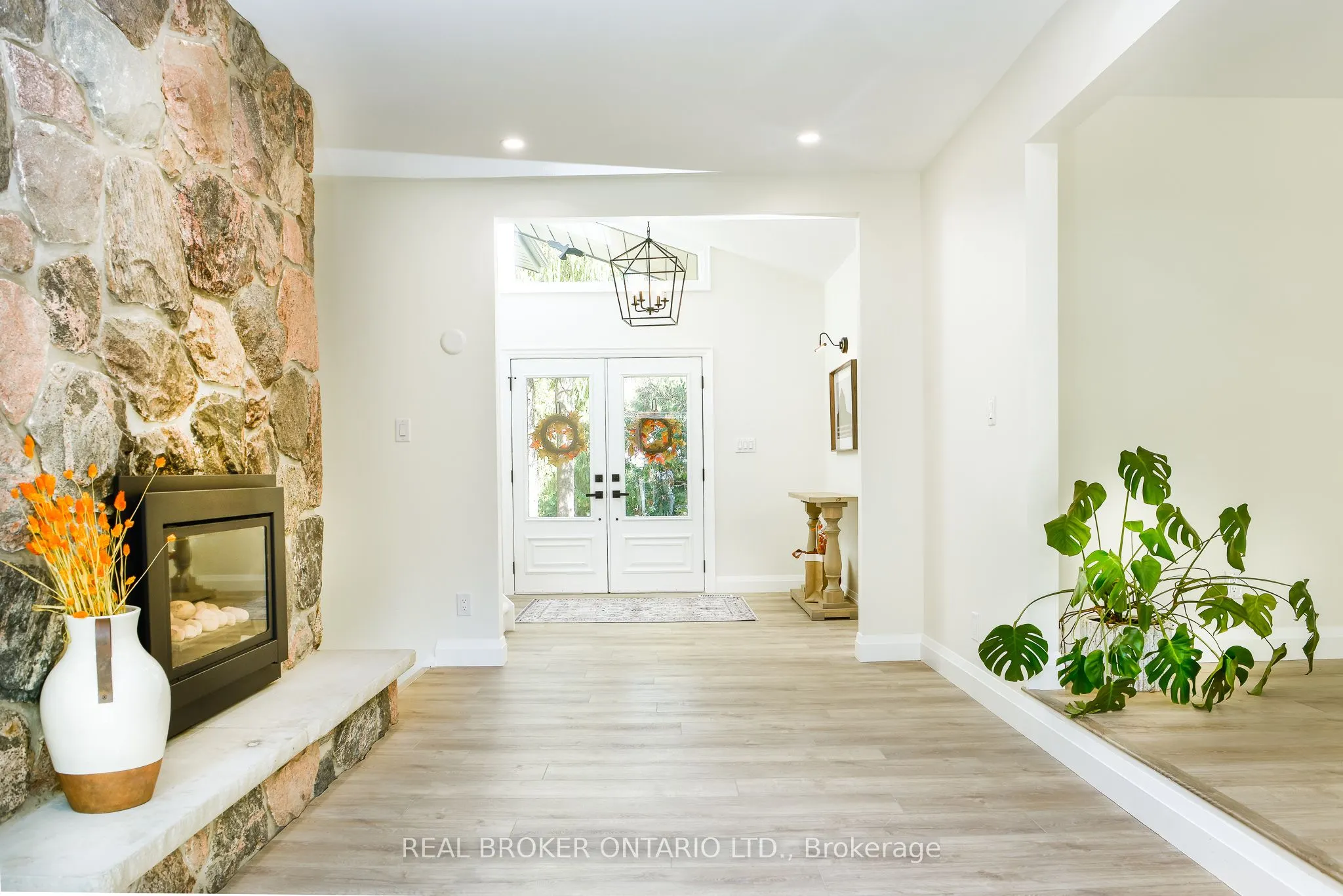 572 Main Street E
