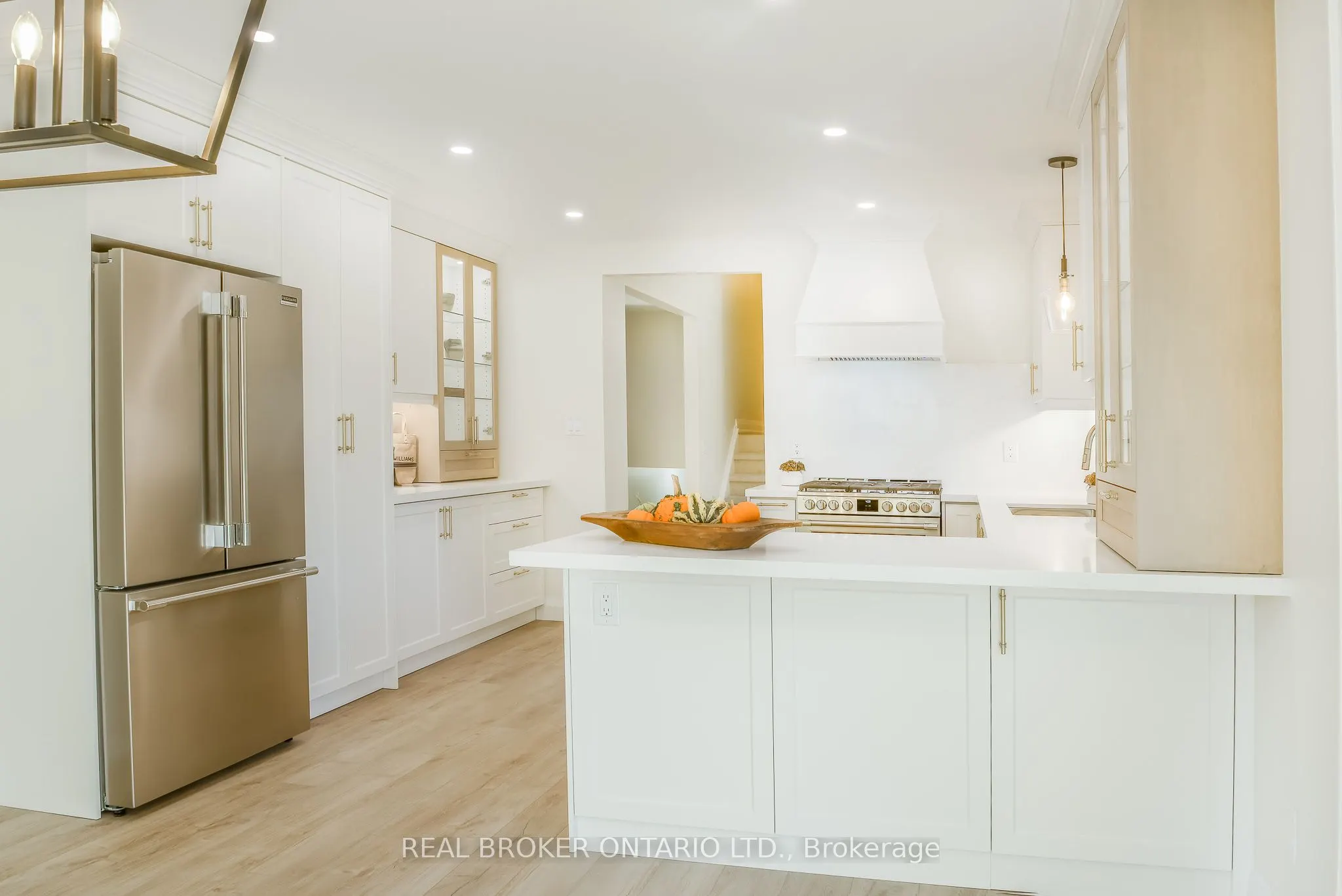 572 Main Street E