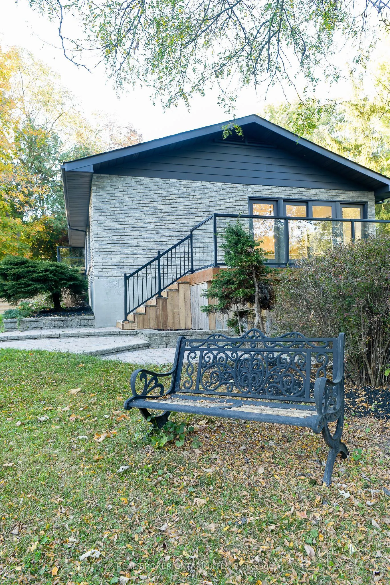 572 Main Street E
