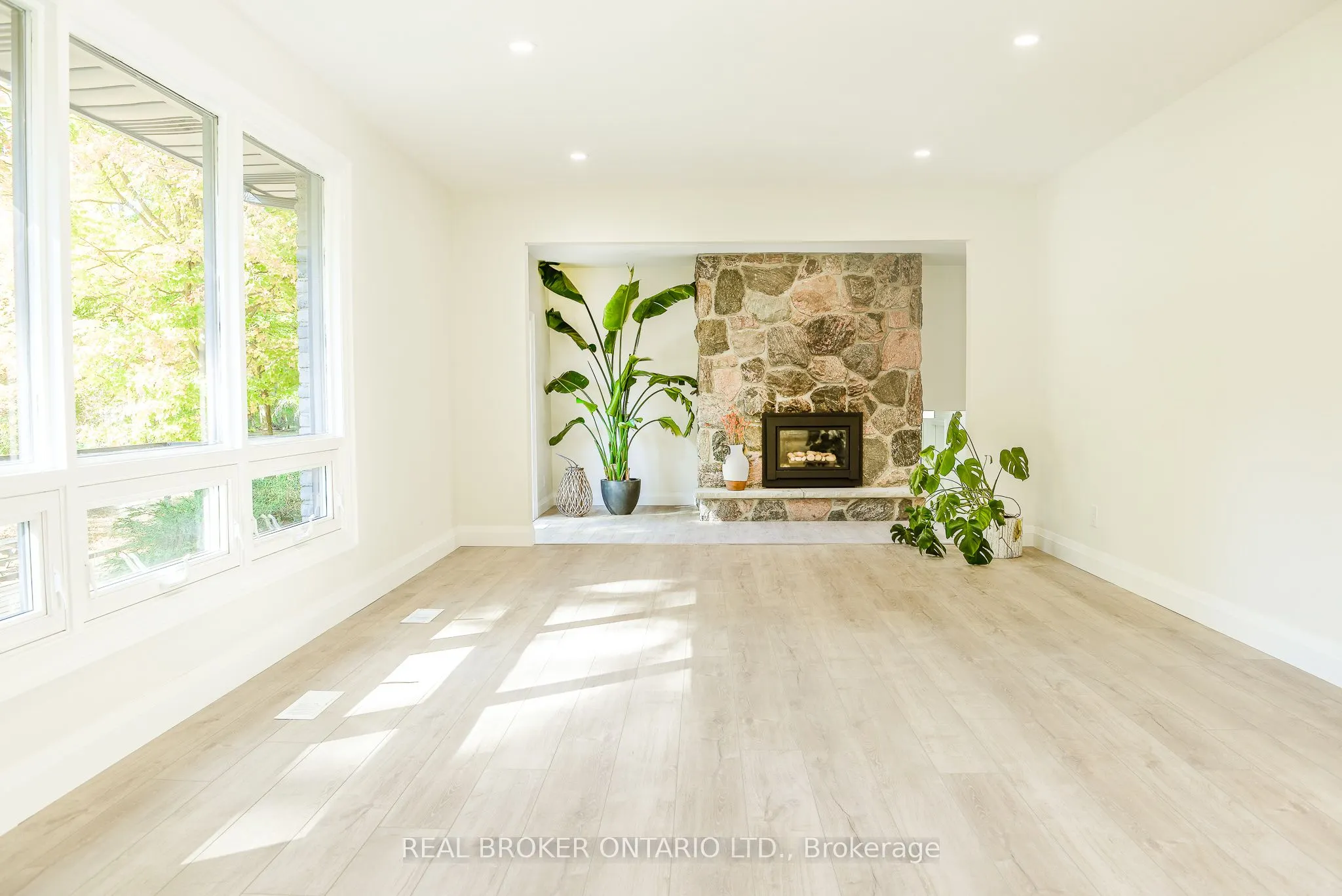 572 Main Street E