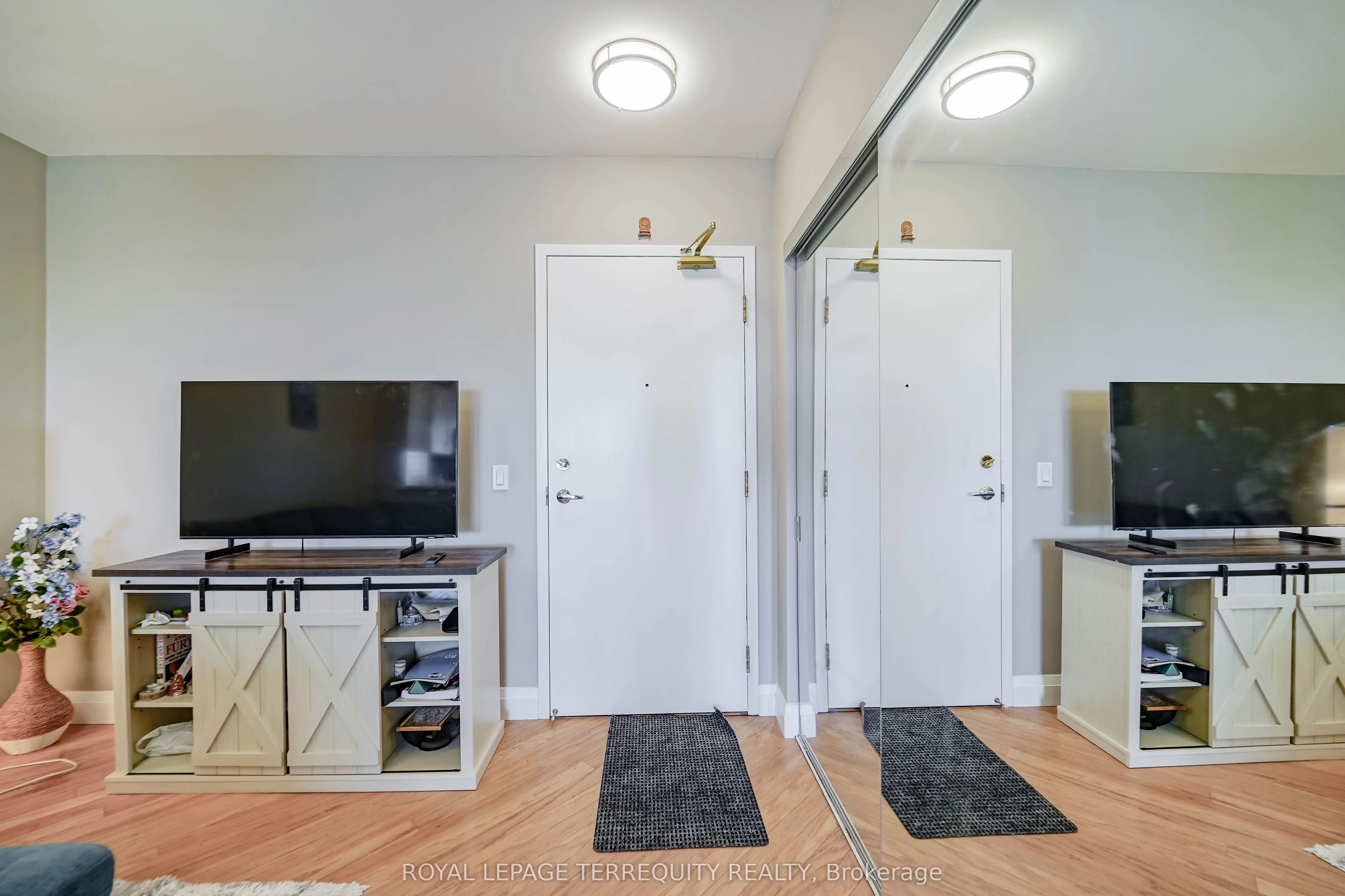 200 Burnhamthorpe Road E, #1402