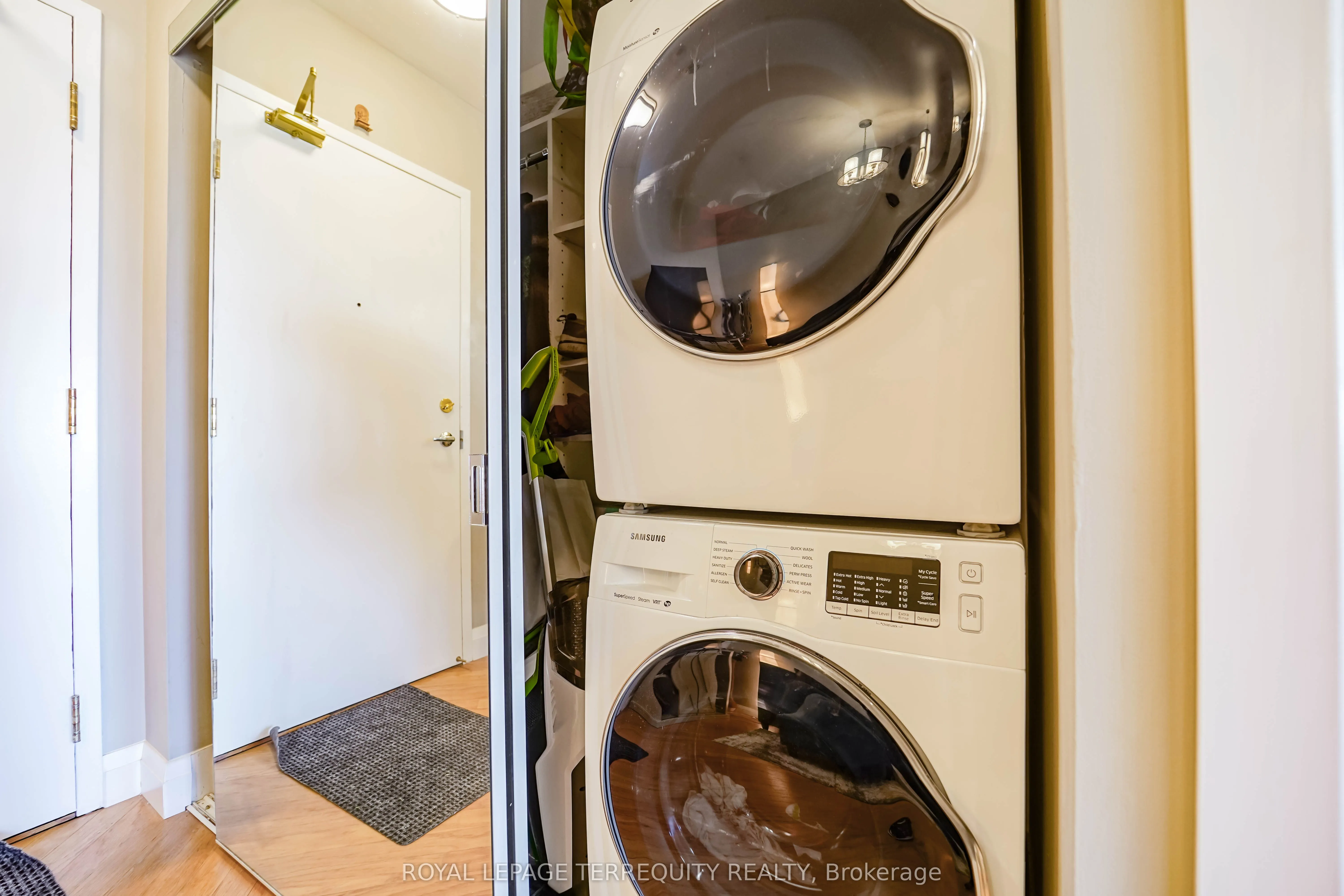 200 Burnhamthorpe Road E, #1402