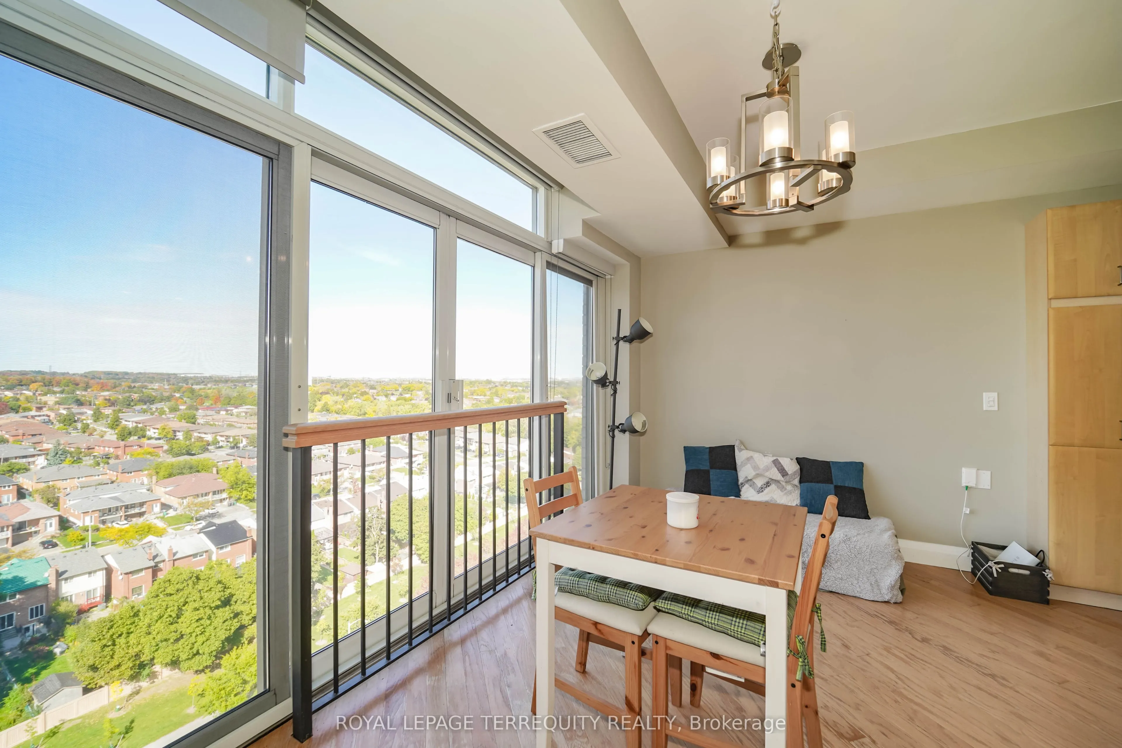 200 Burnhamthorpe Road E, #1402