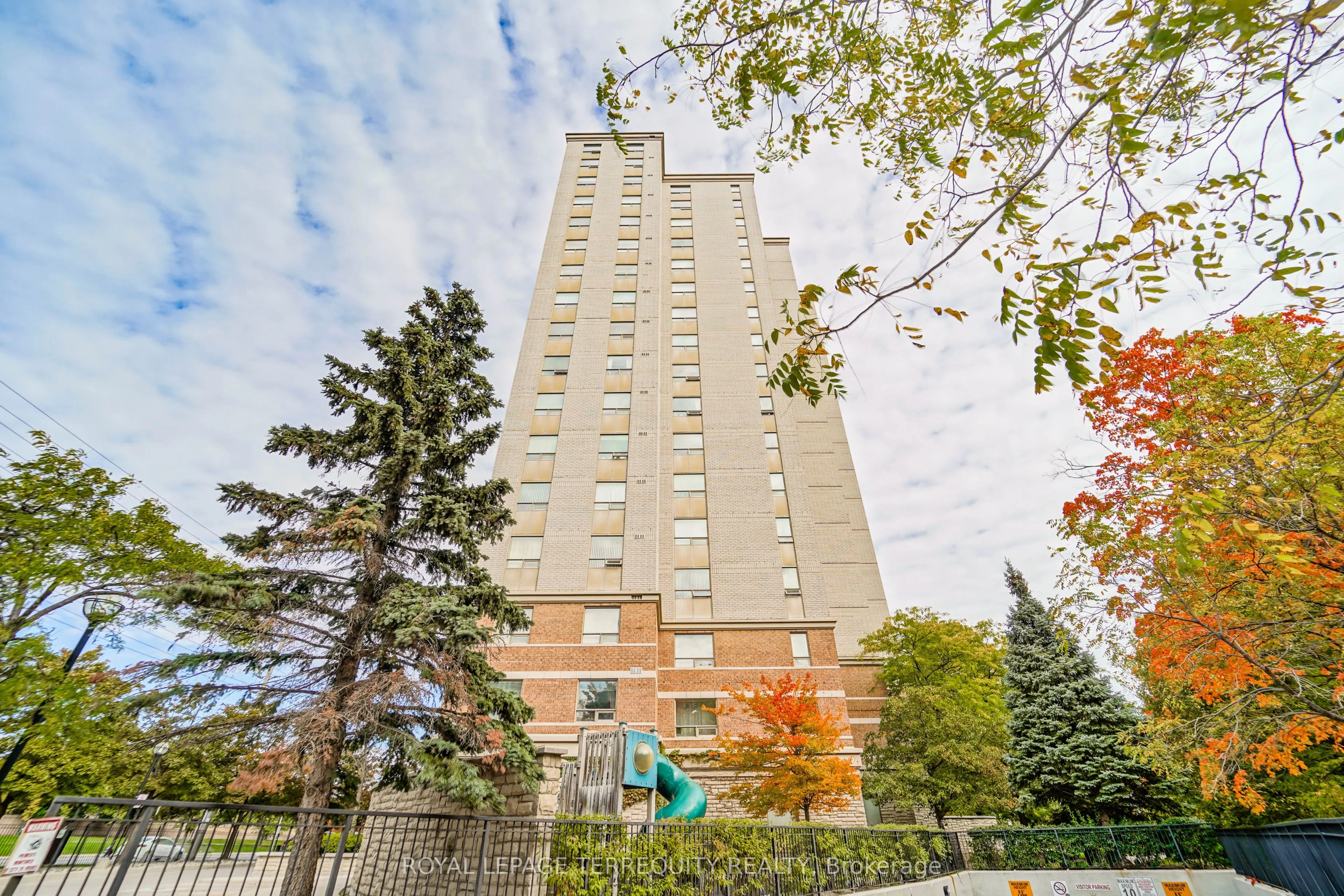 200 Burnhamthorpe Road E, #1402
