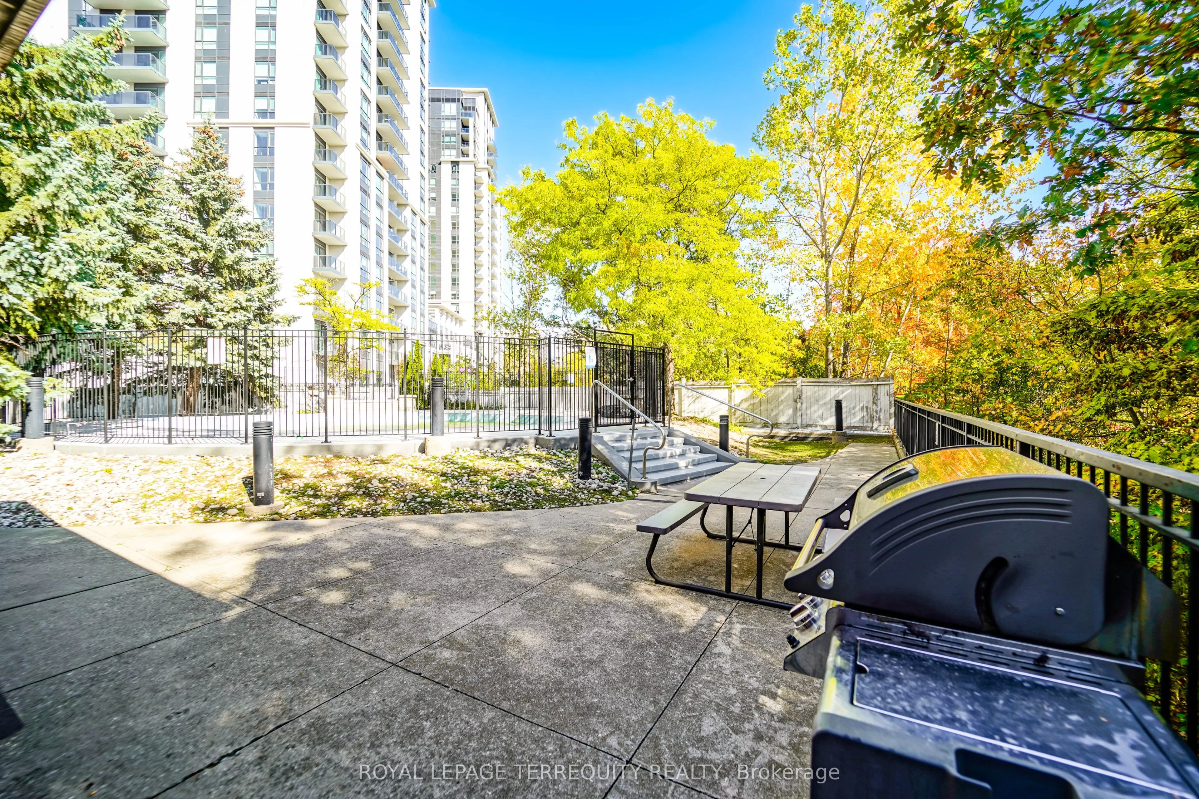 200 Burnhamthorpe Road E, #1402