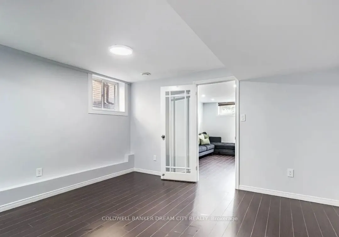 231 Elizabeth Street S, #LOWER