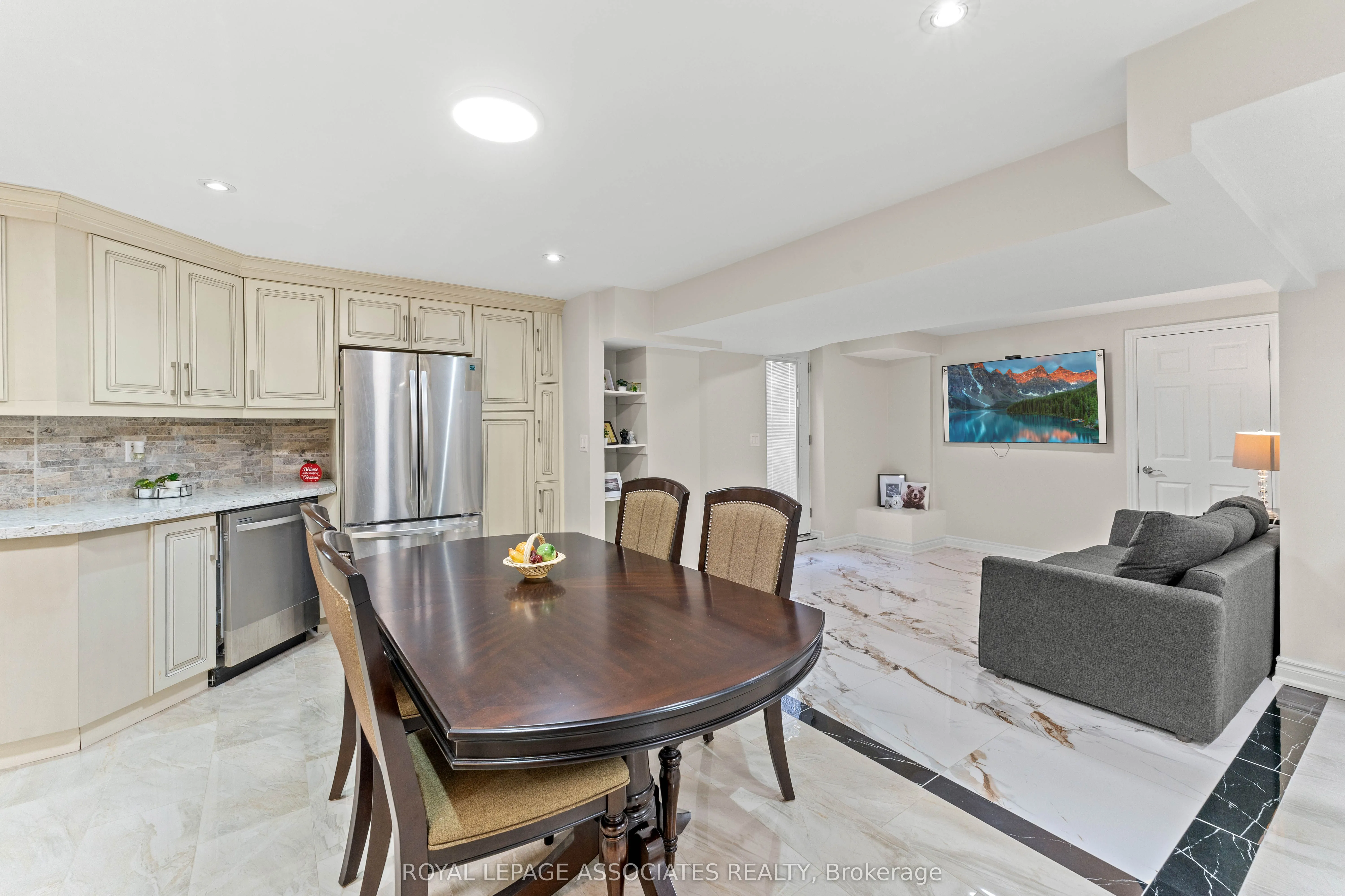 88 Showboat Crescent
